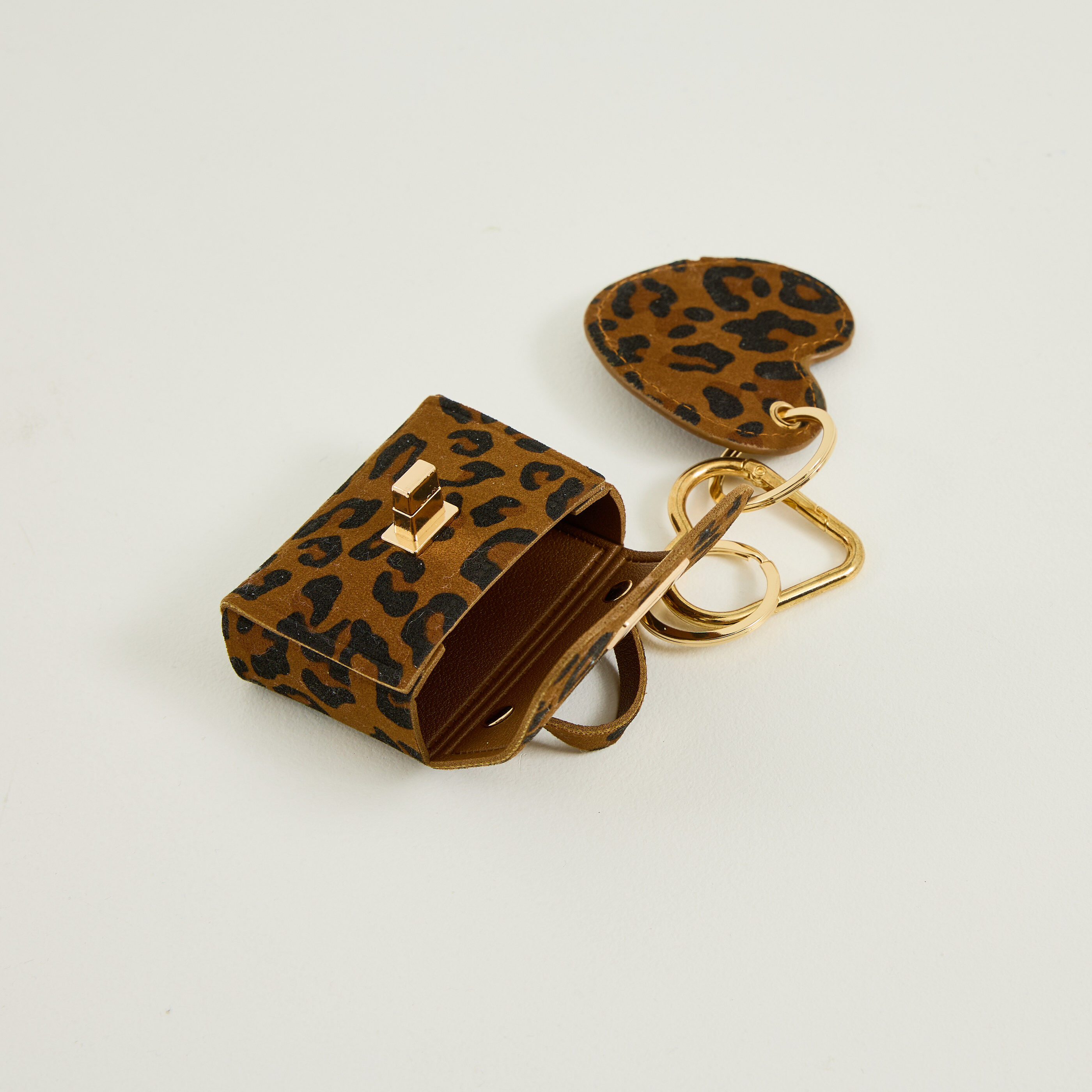 Etui &eacute;couteurs imprim&eacute; l&eacute;opard femme