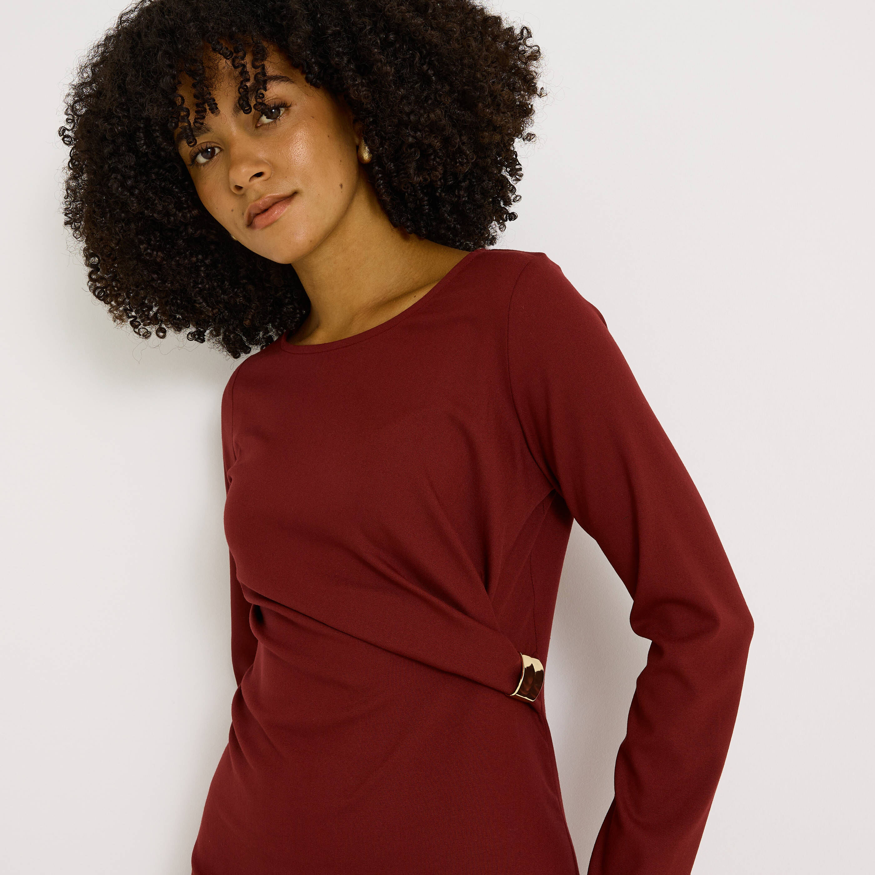 Robe courte ajust&eacute;e avec bijou