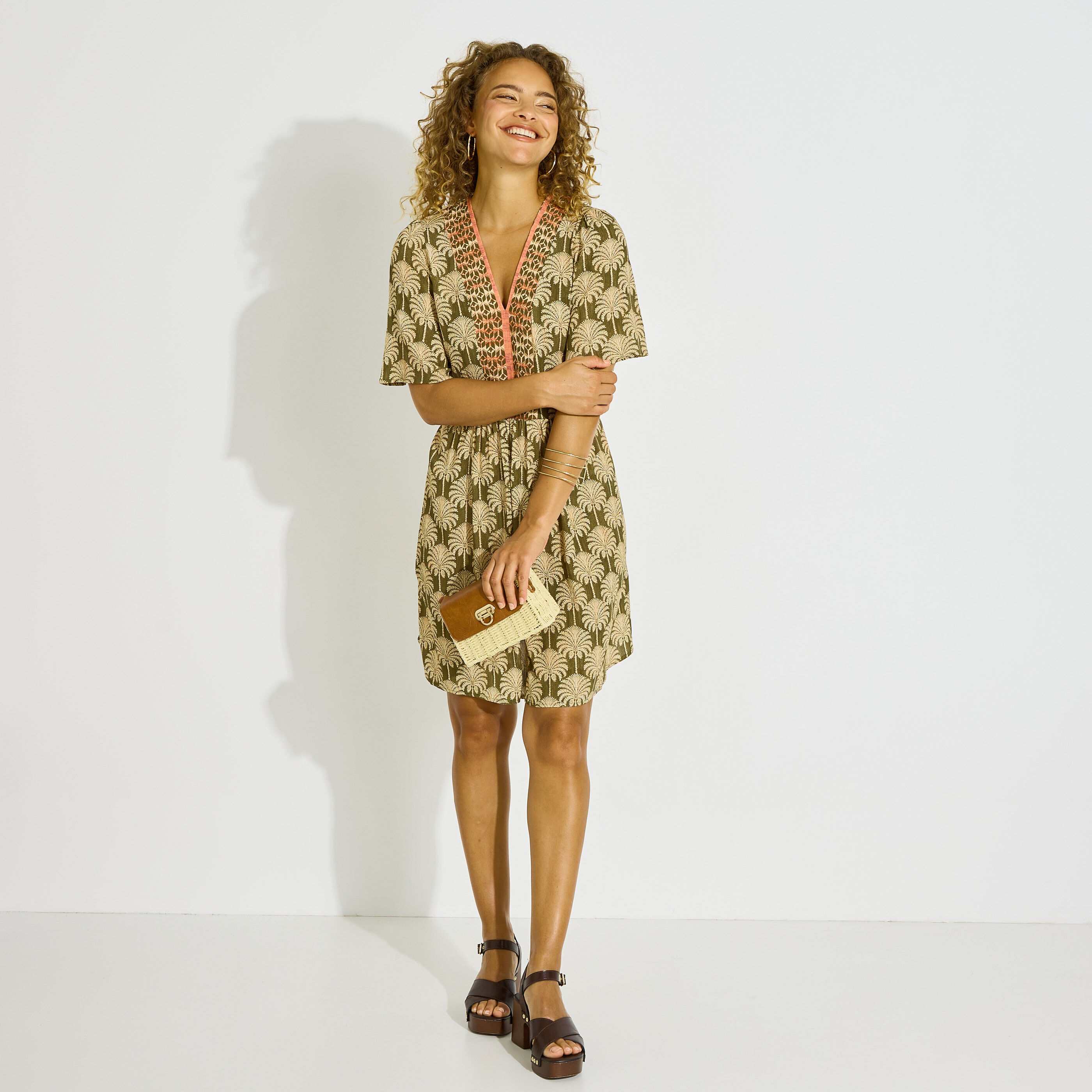Robe courte col V imprim&eacute; palmiers