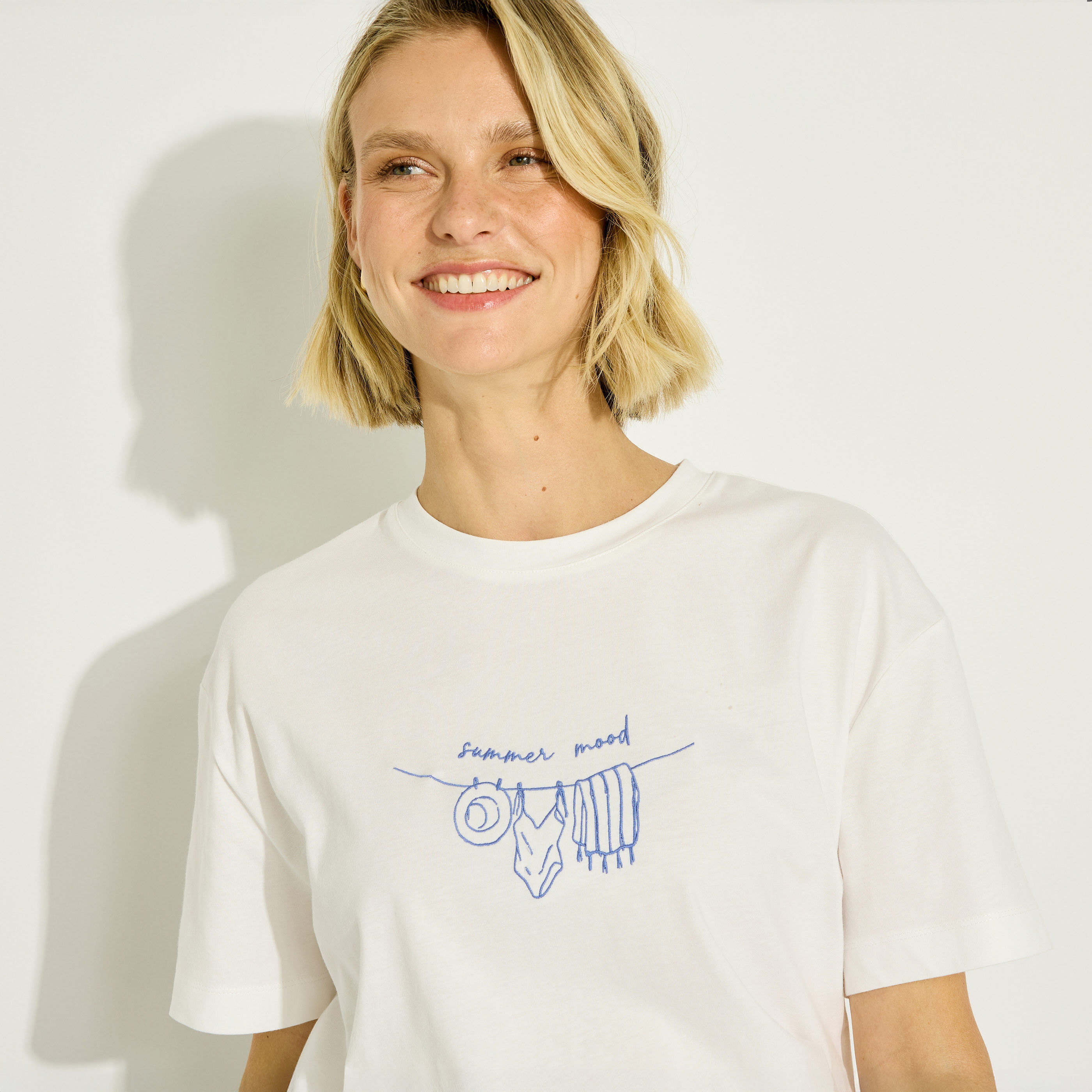 T-shirt col rond brod&eacute; femme