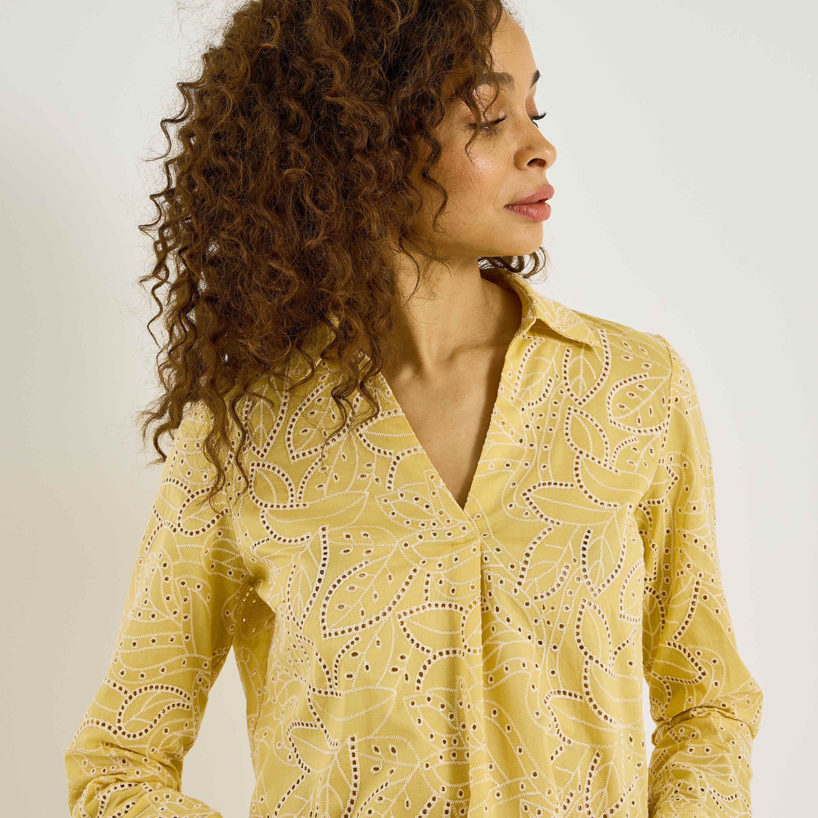 Vareuse motifs ajour&eacute;s femme