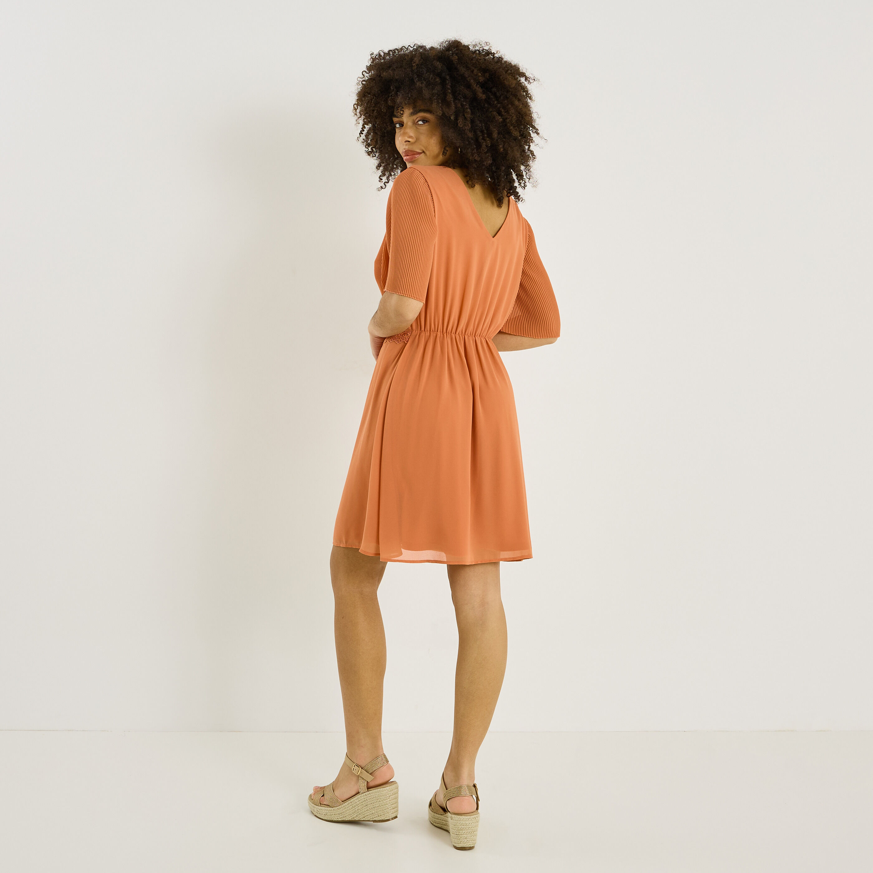 Robe habill&eacute;e unie longueur genou