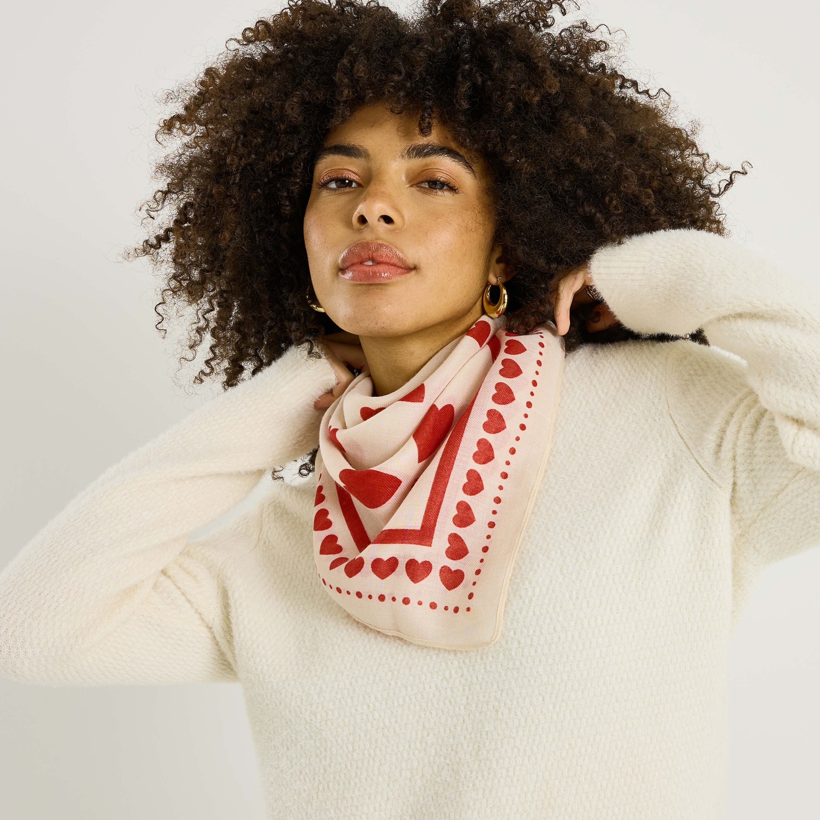 Foulard carr&eacute; motifs c&oelig;urs femme 