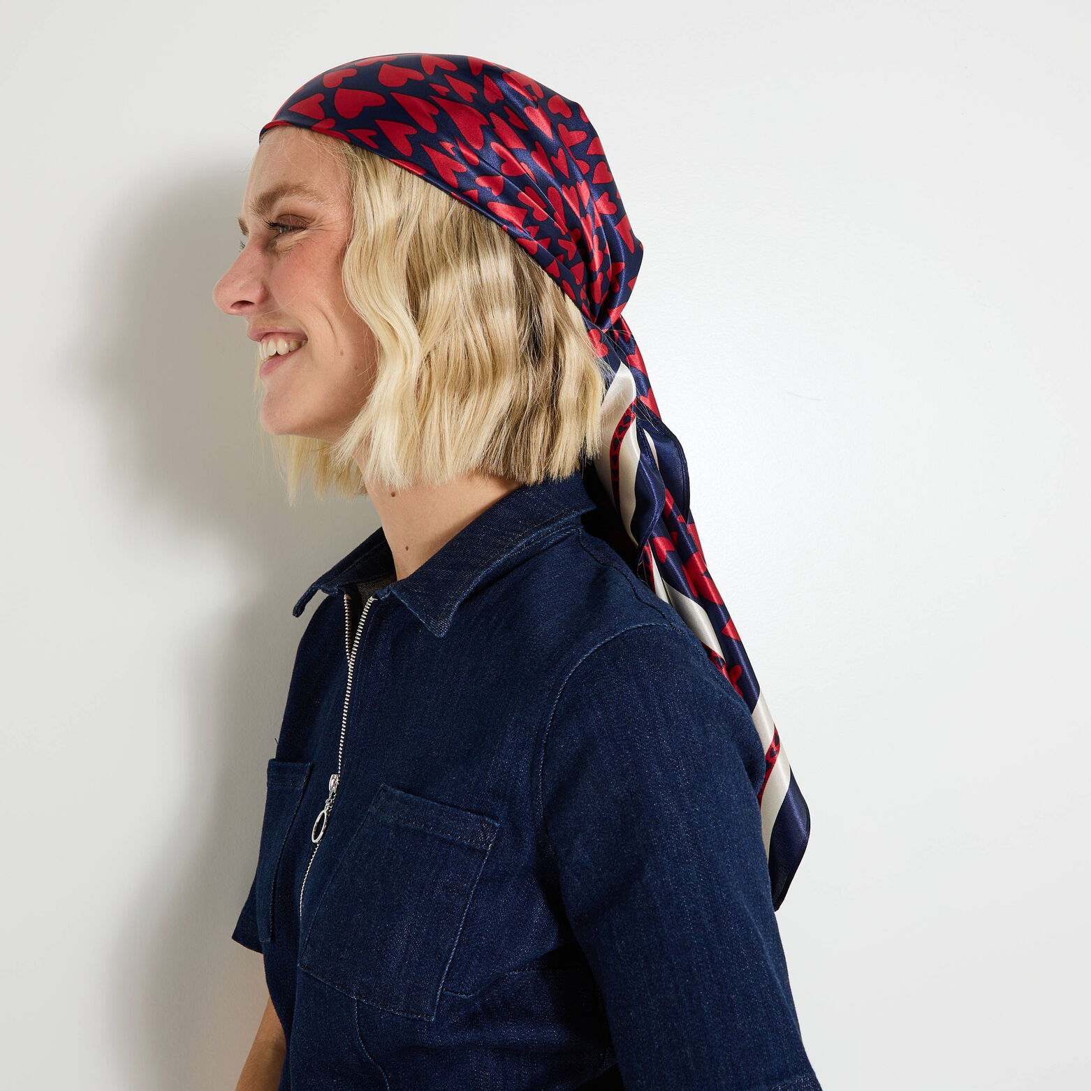 Foulard carré motif cœurs femme