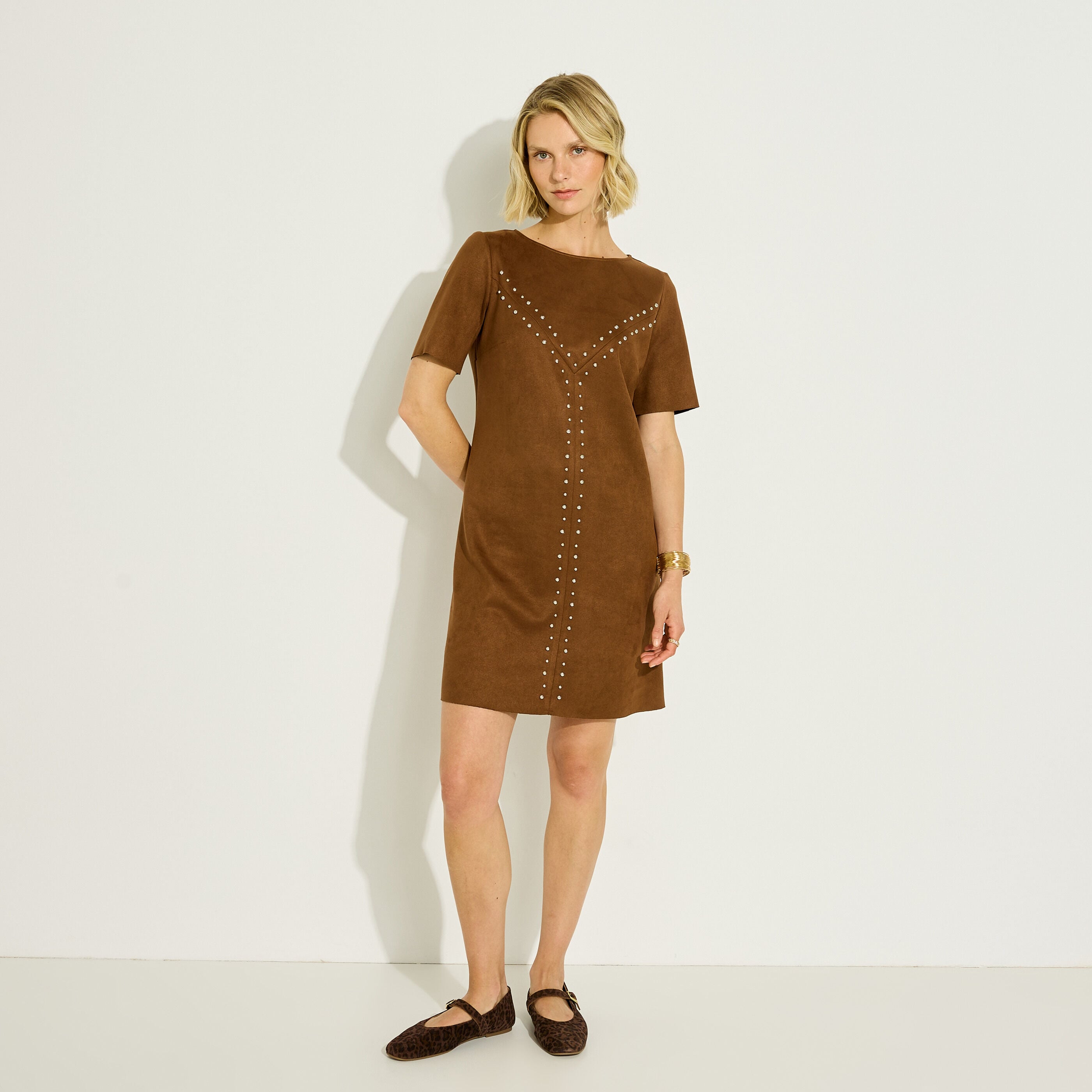 Robe courte en su&eacute;dine &agrave; clous