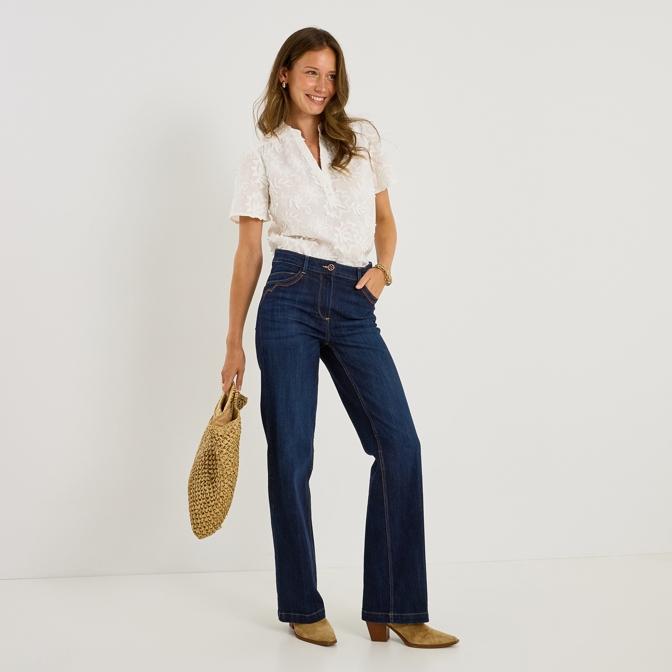 Blouse brod&eacute;e manches courtes femme