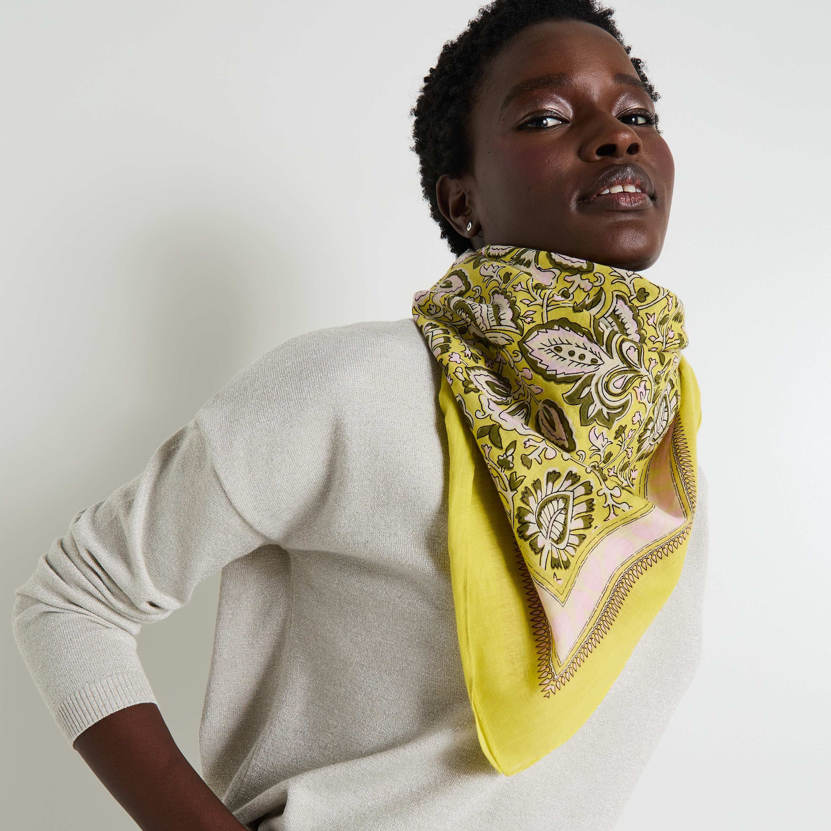 Foulard carr&eacute; femme