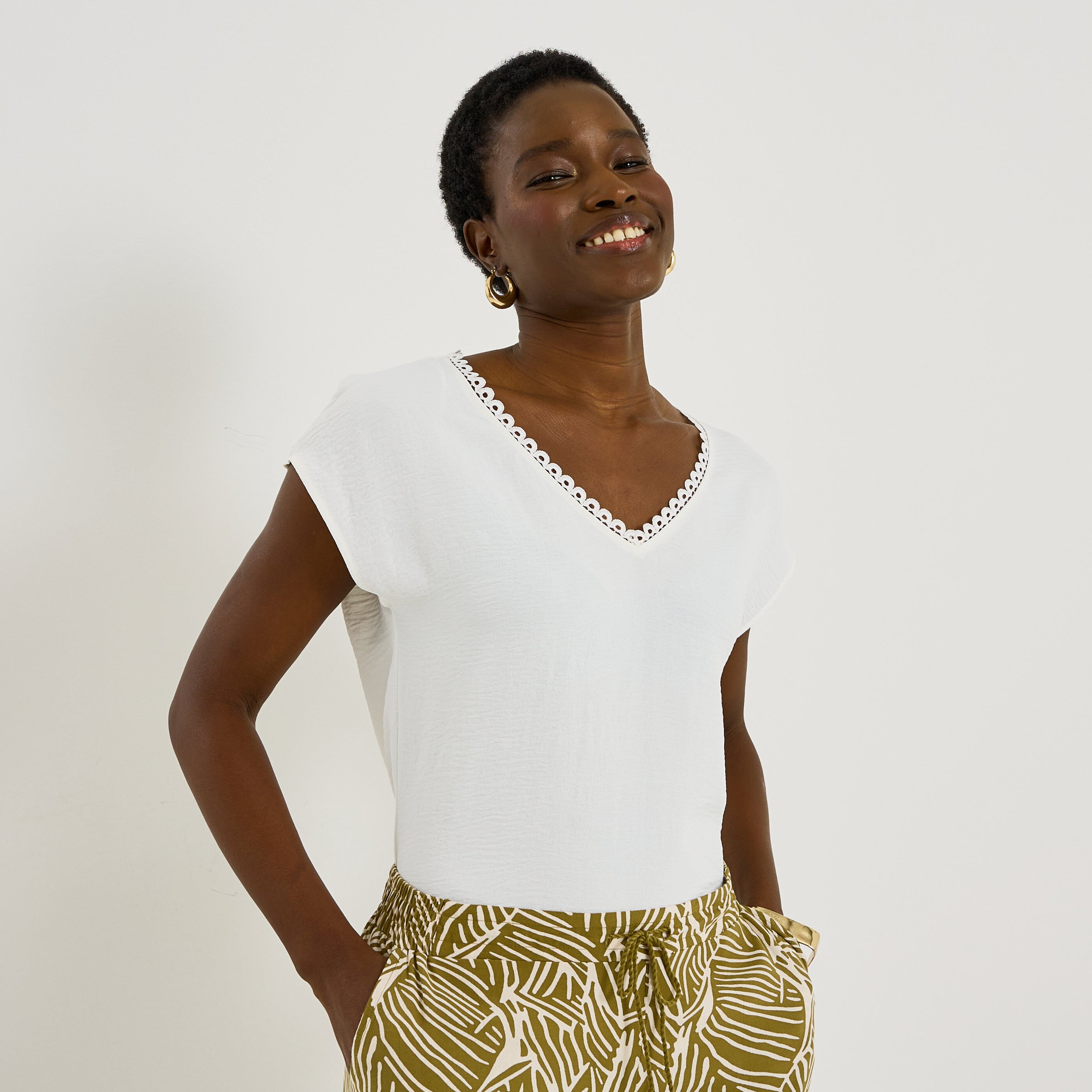 Blouse unie d&eacute;tails ajour&eacute;s femme