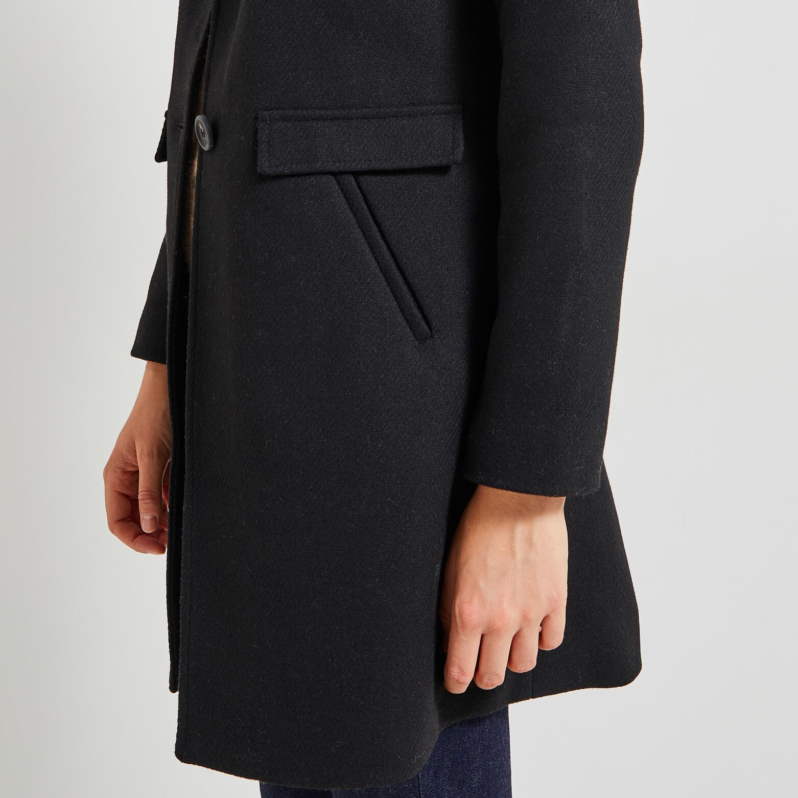 Manteau par-dessus femme