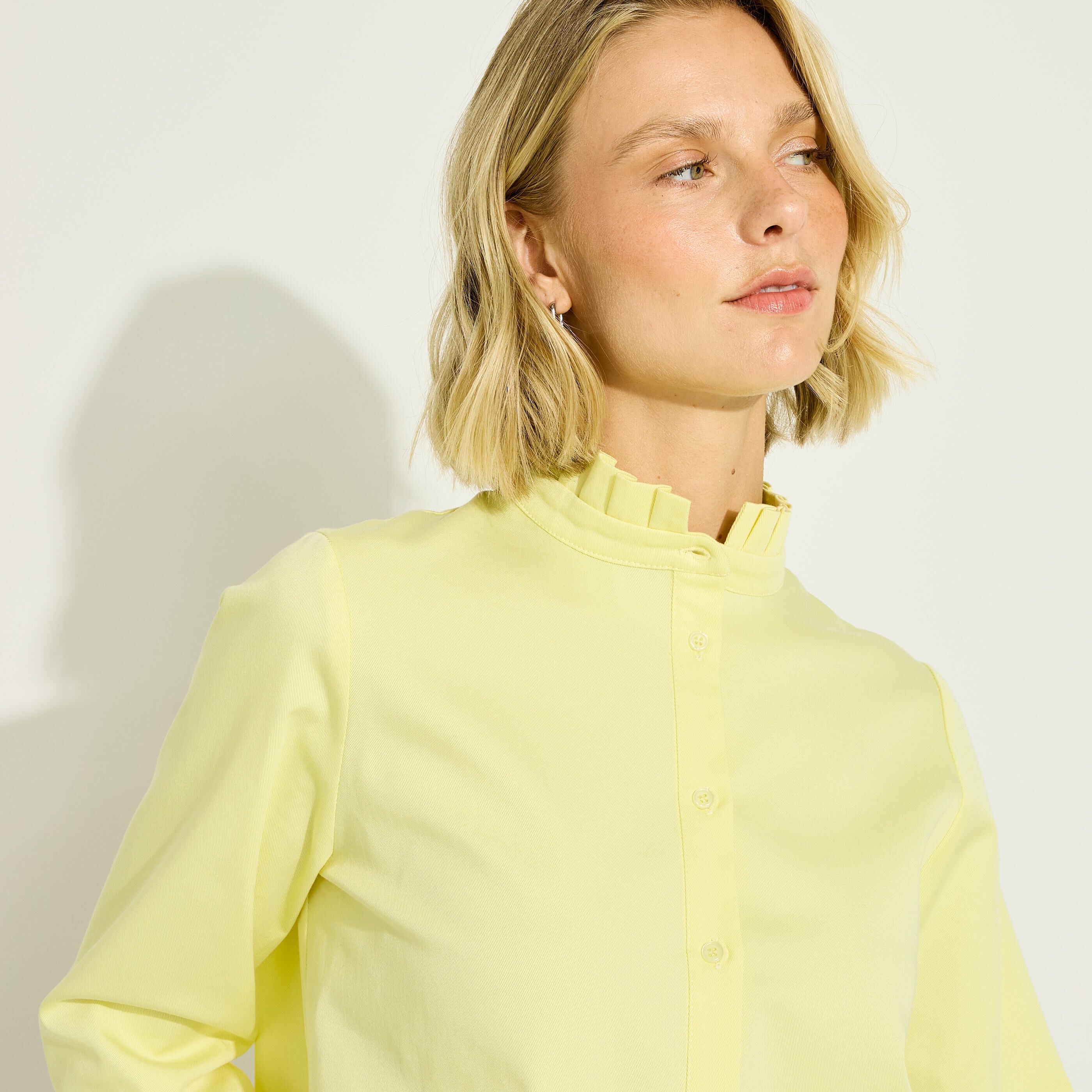 Chemise unie col montant volant&eacute; femme