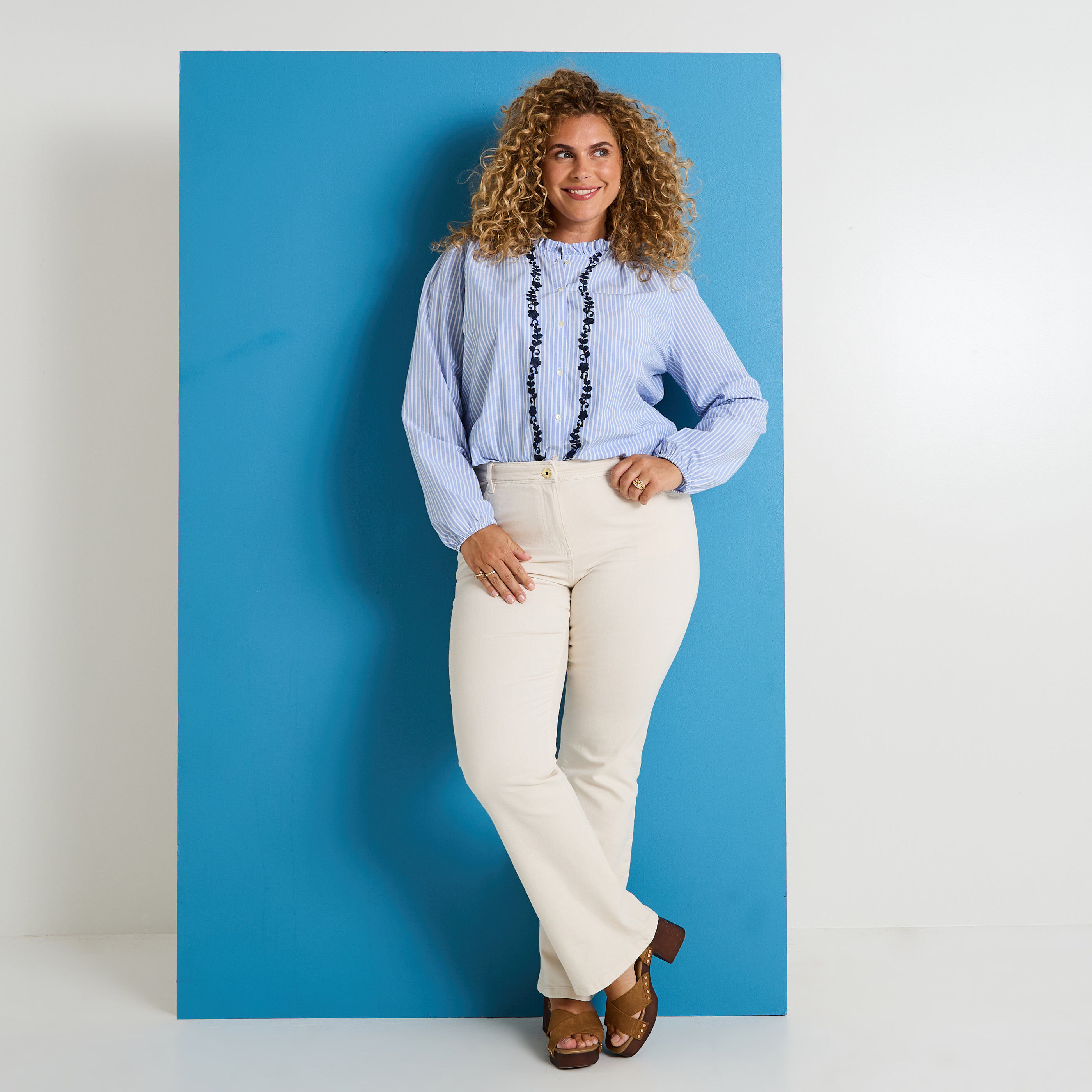 Blouse ray&eacute;e &agrave; col montant femme