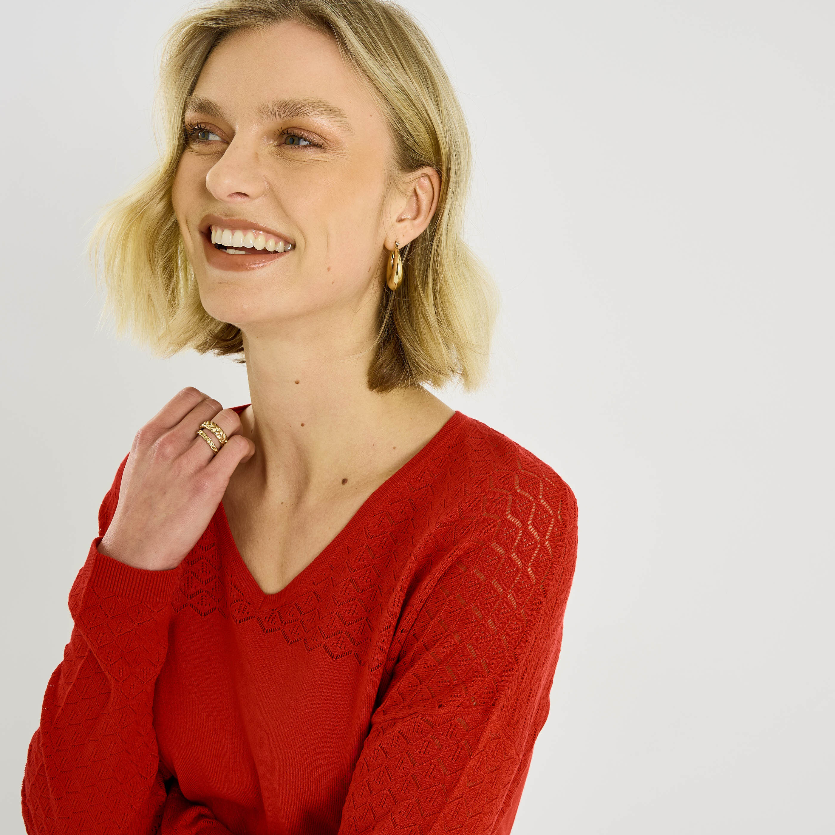 Pull col V d&eacute;tails ajour&eacute;s femme