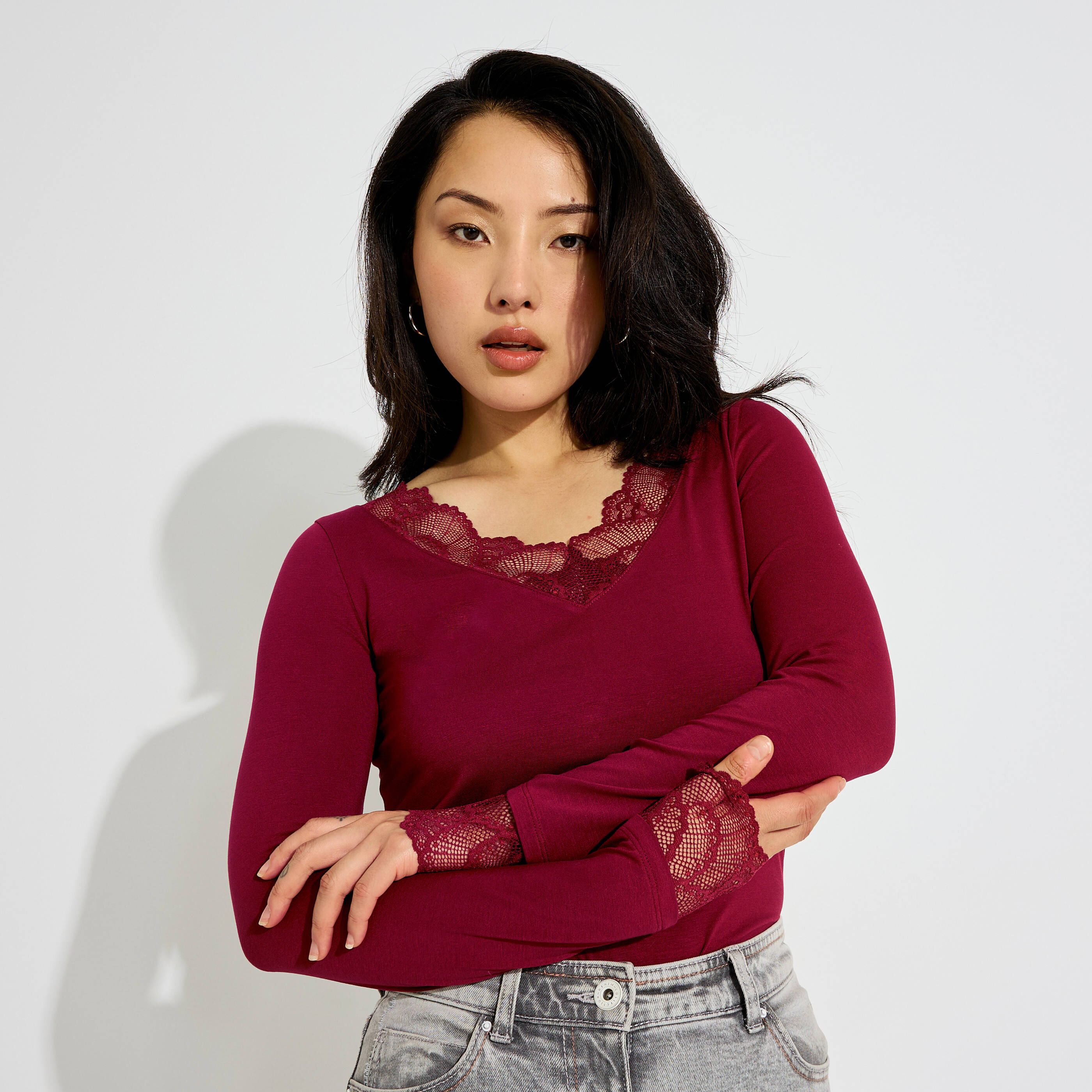 T-shirt col V ajour&eacute; femme