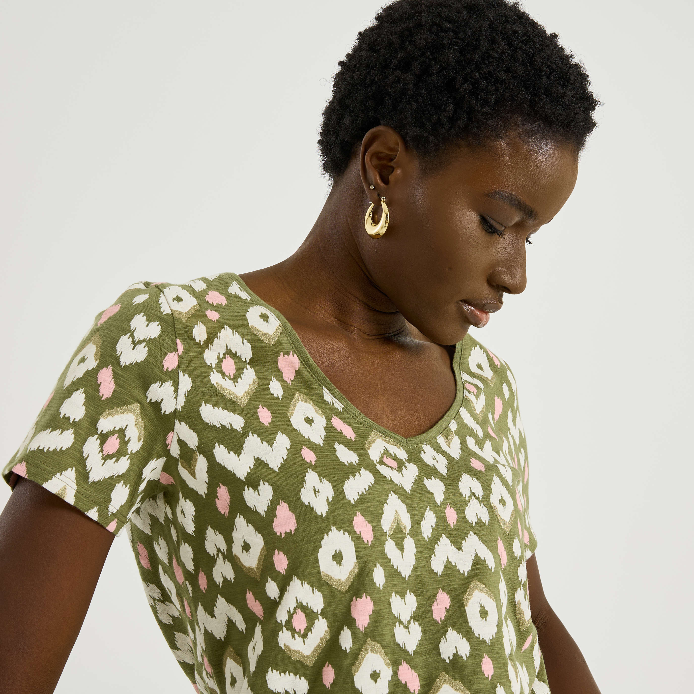 T-shirt col V imprim&eacute; femme