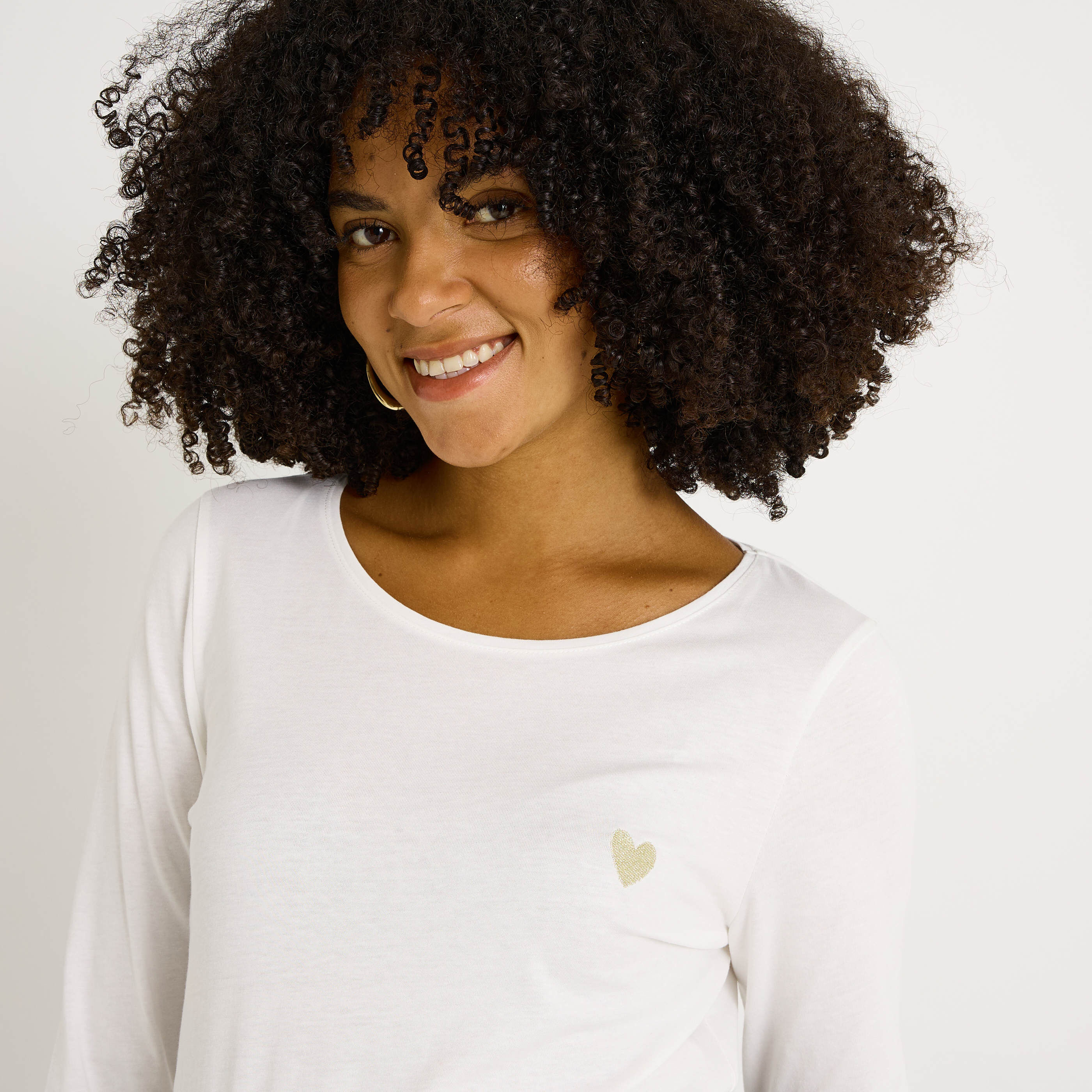 T-shirt uni avec c&oelig;ur brod&eacute; femme