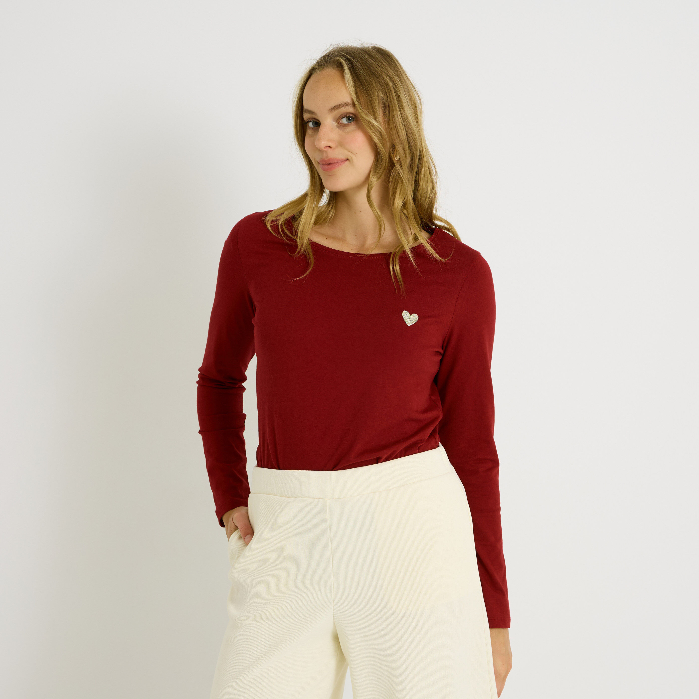 T-shirt uni avec c&oelig;ur brod&eacute; femme