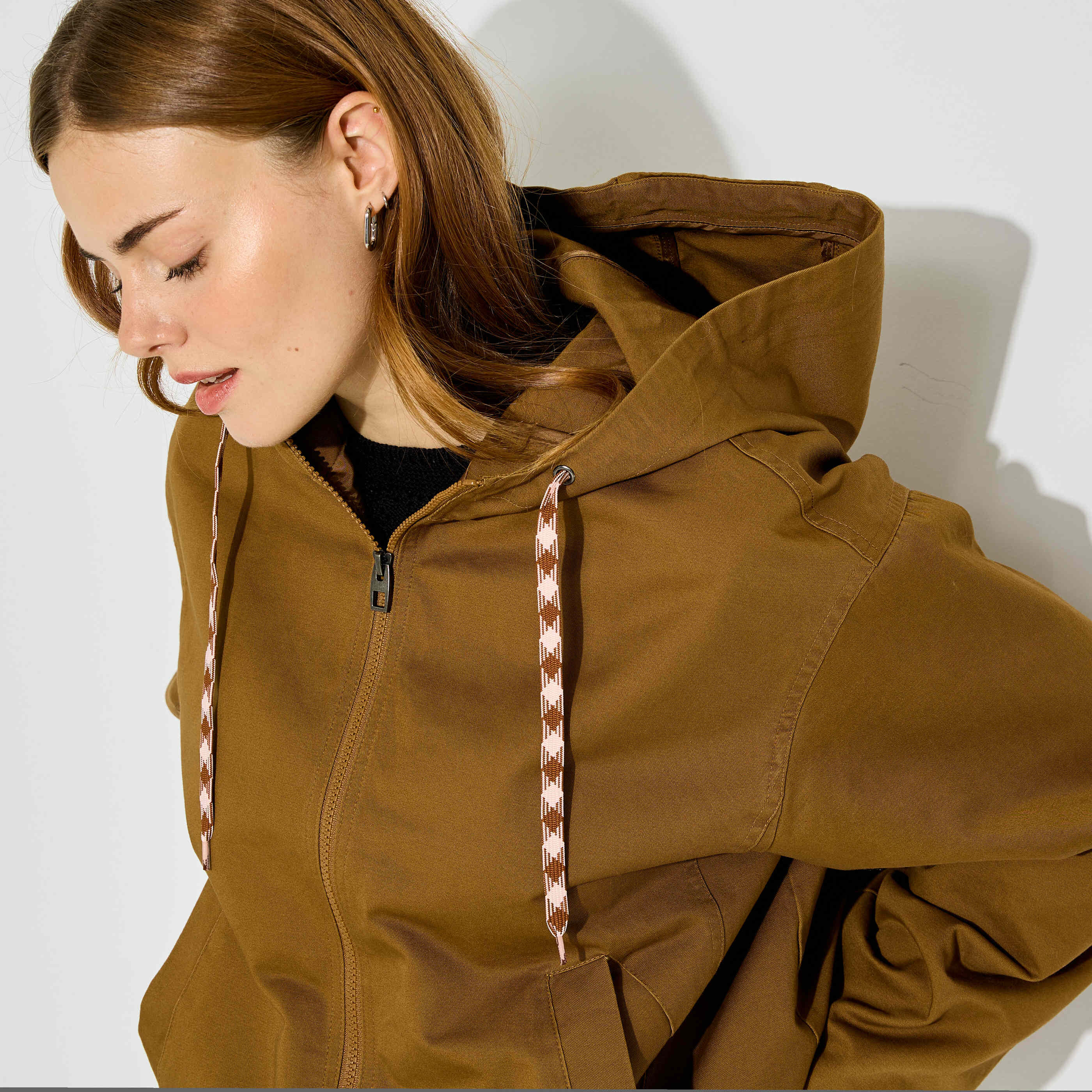 Blouson court &agrave; capuche femme