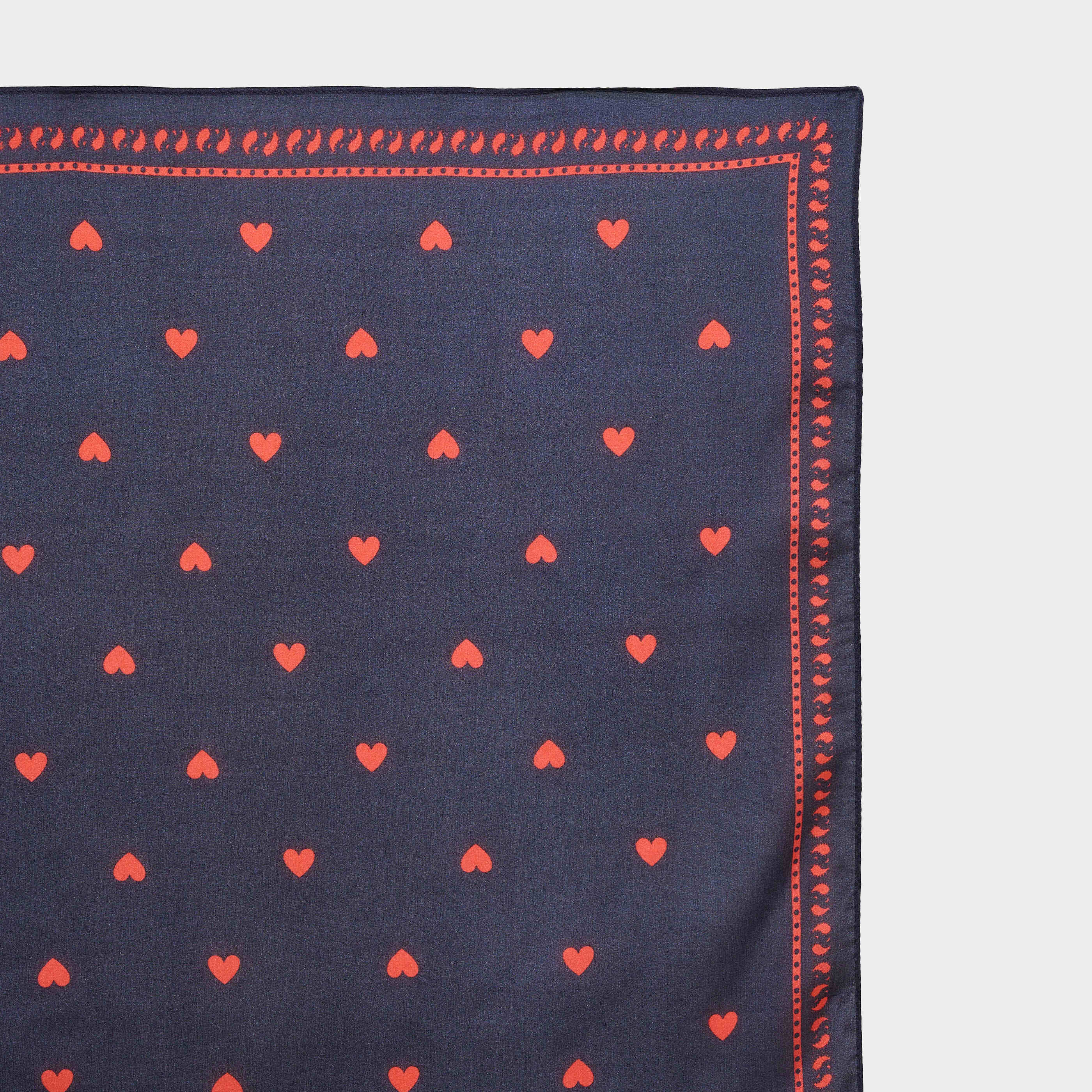 Foulard carr&eacute; satin motif c&oelig;urs femme