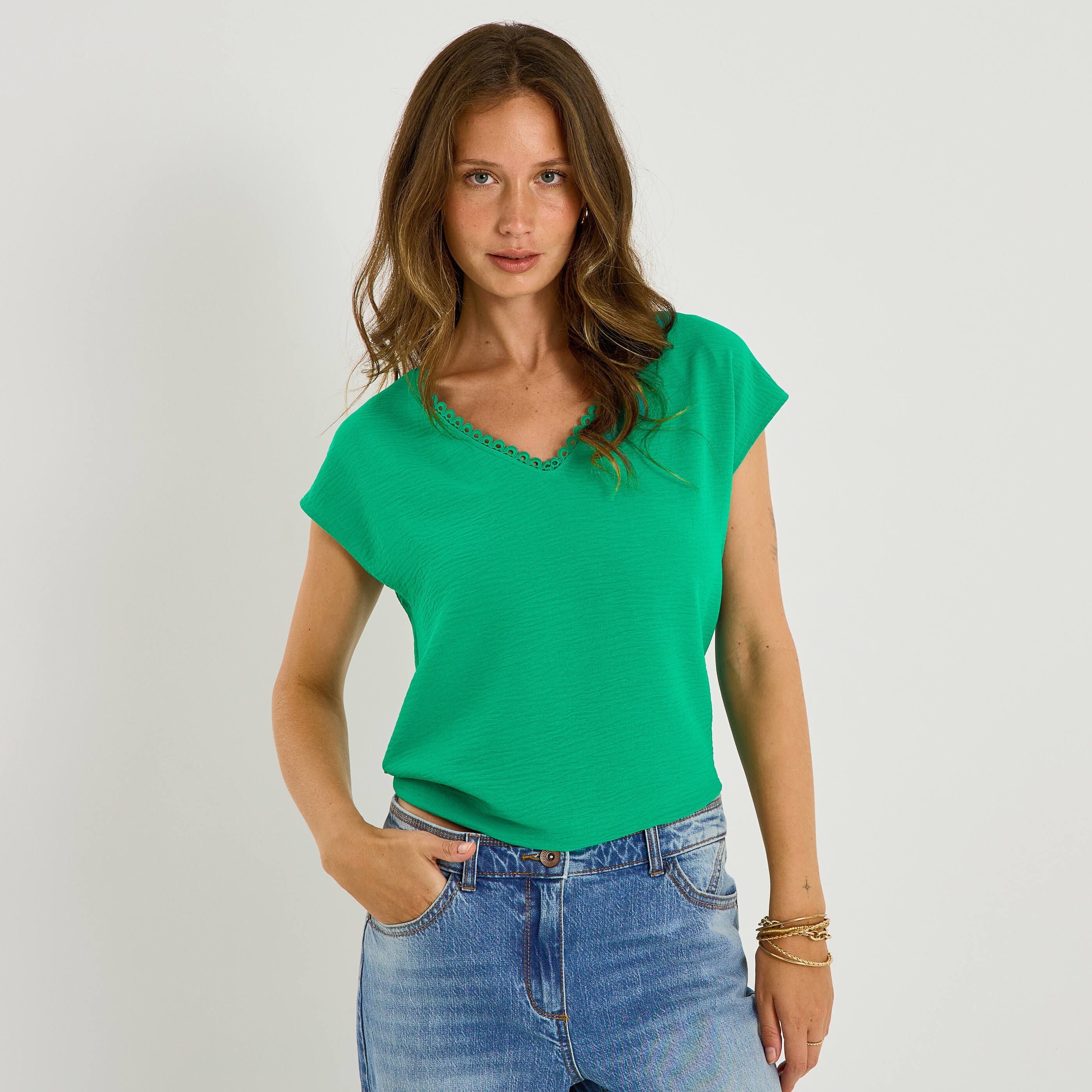 Blouse unie d&eacute;tails ajour&eacute;s femme