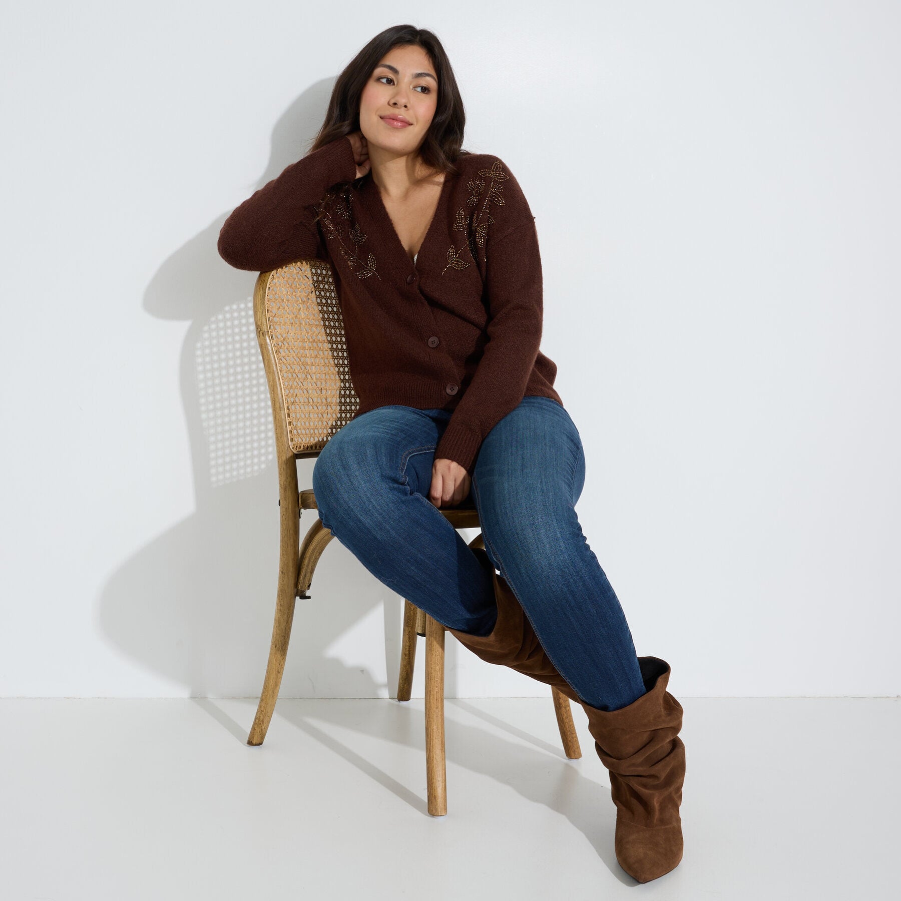 Gilet court col V boutons perl&eacute;s femme