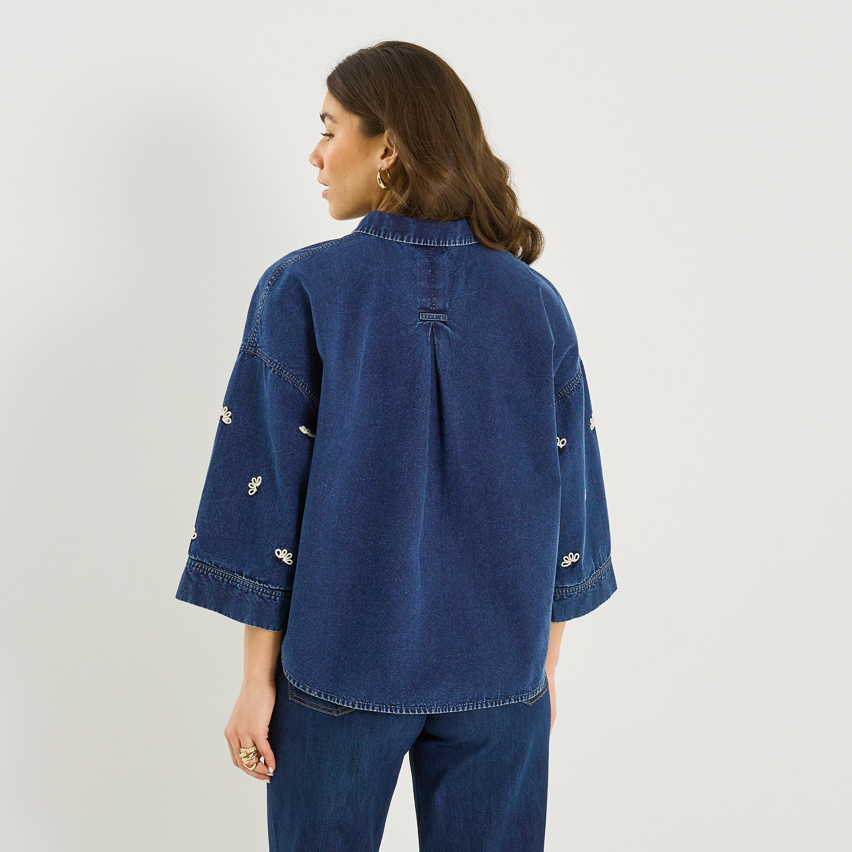 Chemise denim broderies florales femme