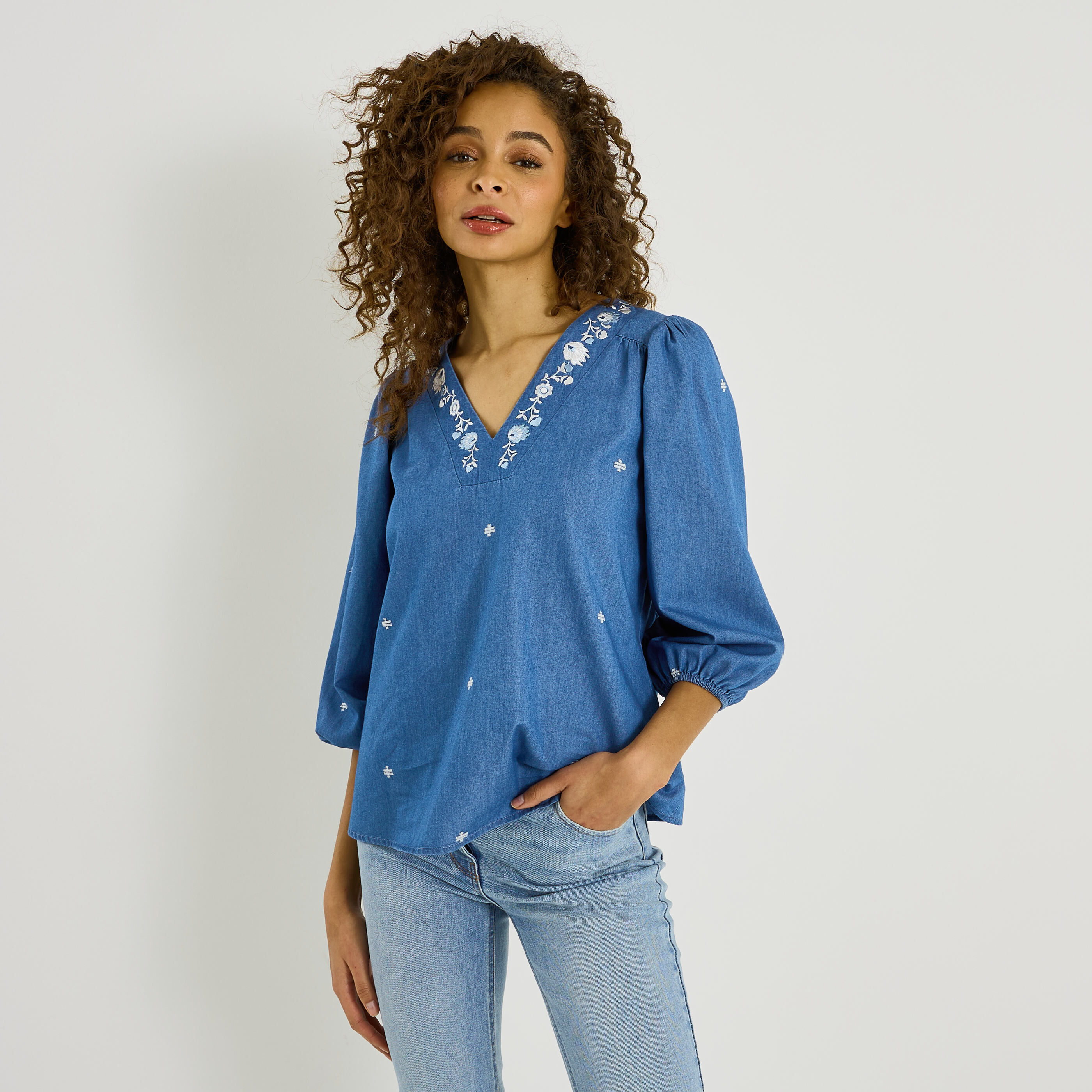 Blouse brod&eacute;e en denim femme