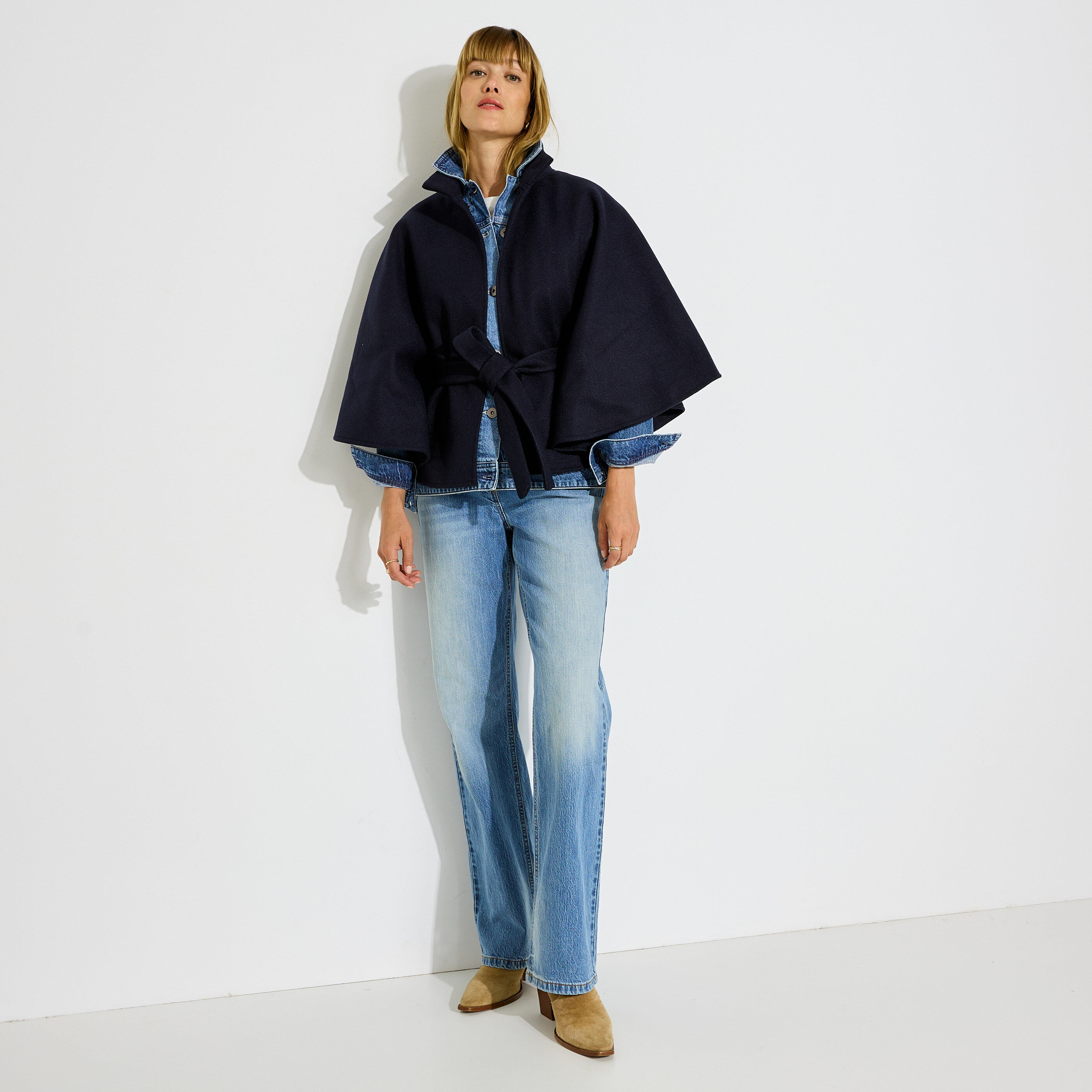 Poncho court ceintur&eacute; femme