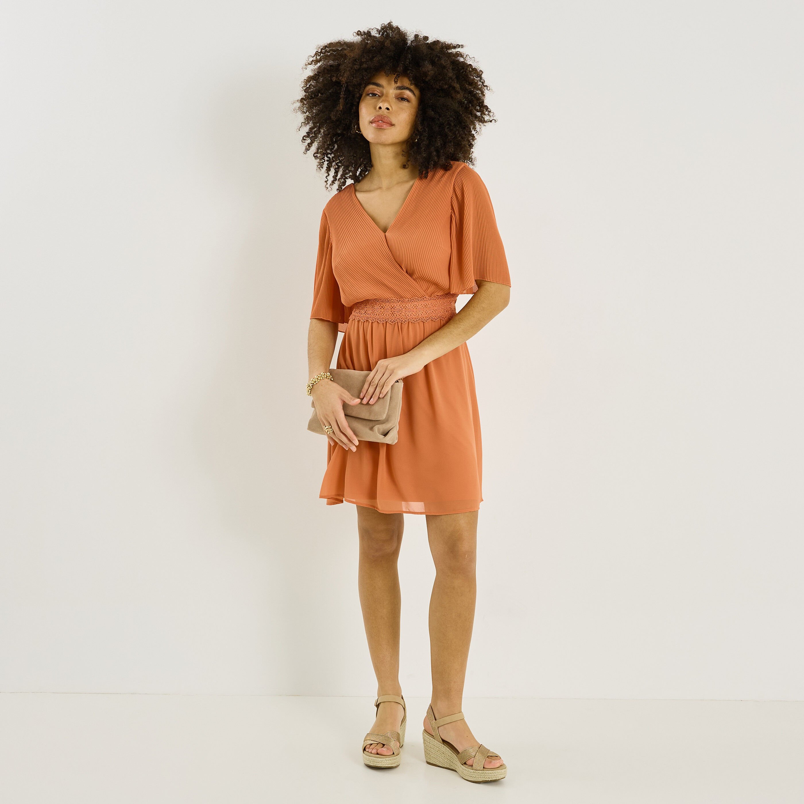 Robe habill&eacute;e unie longueur genou