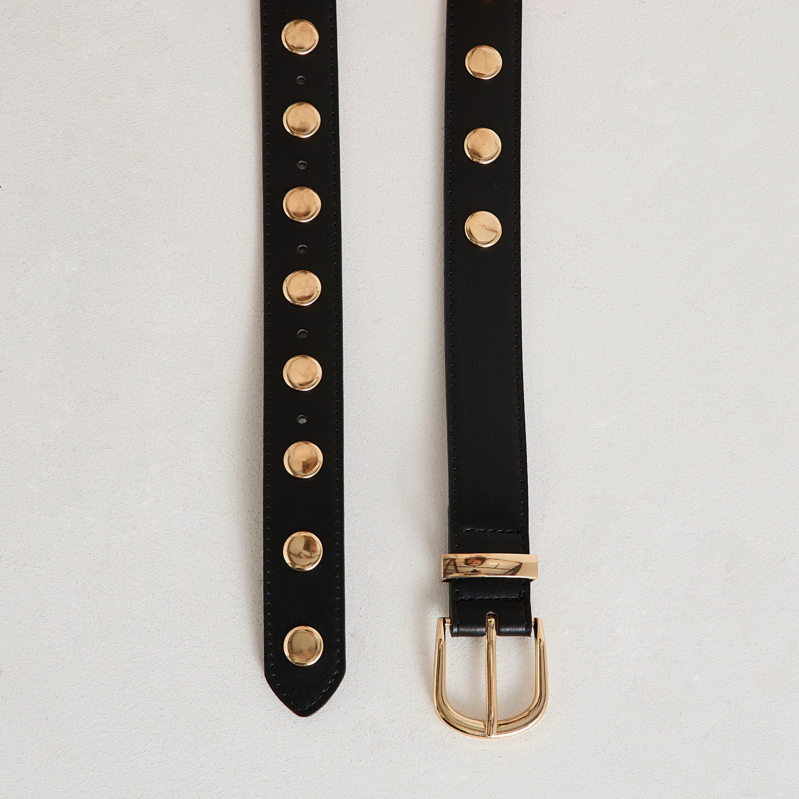 Ceinture clout&eacute;e femme
