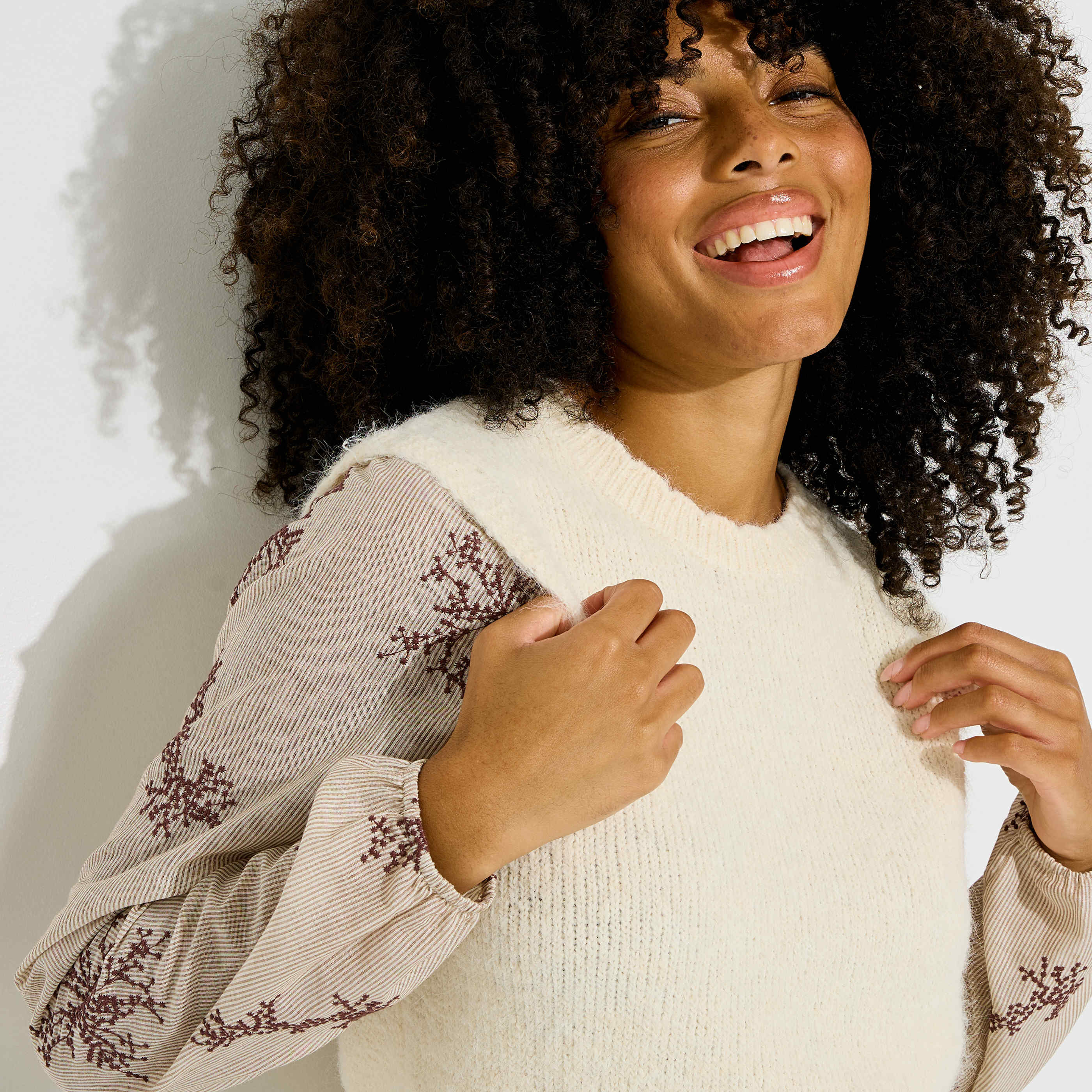 Pull bi-mati&egrave;re brod&eacute; femme