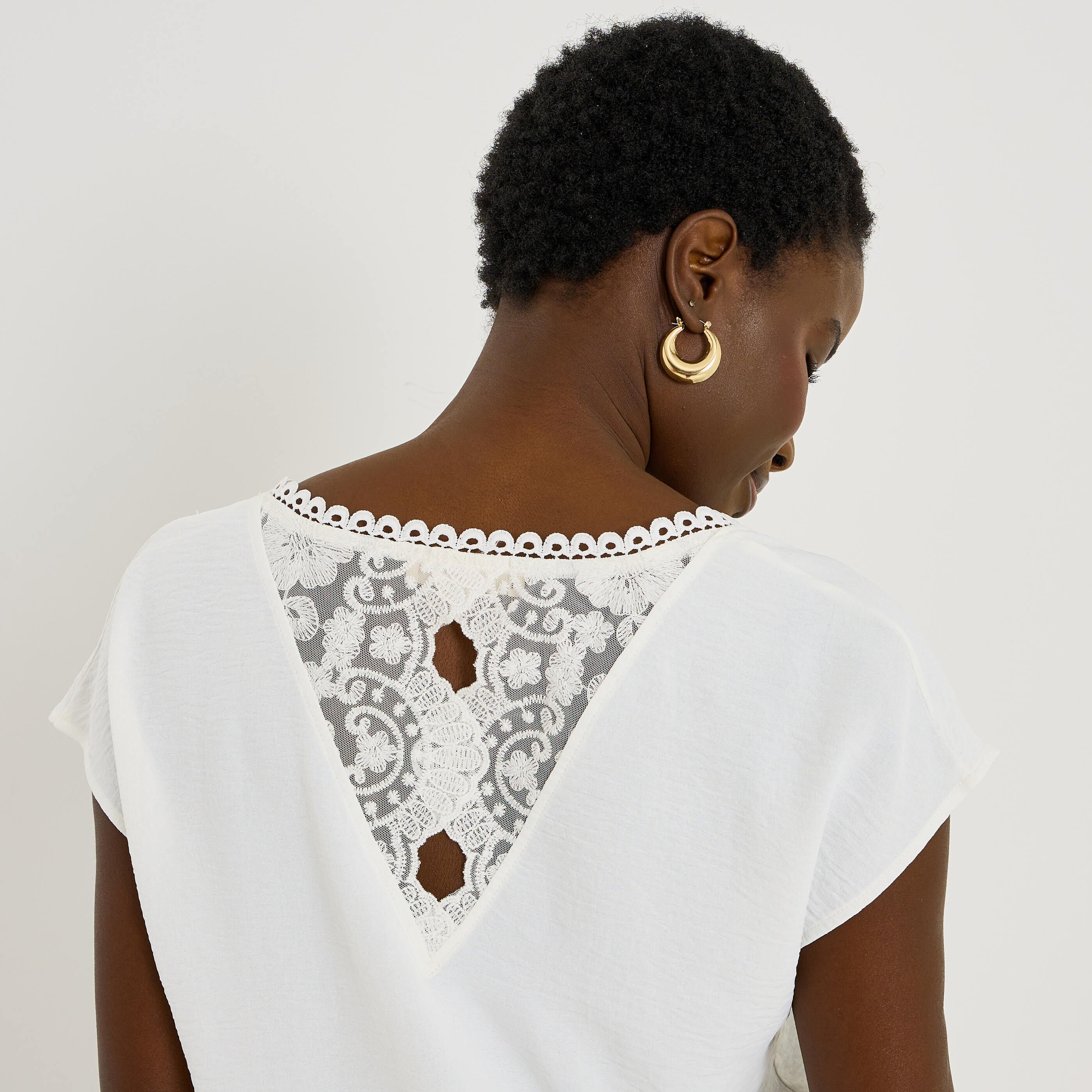 Blouse unie d&eacute;tails ajour&eacute;s femme