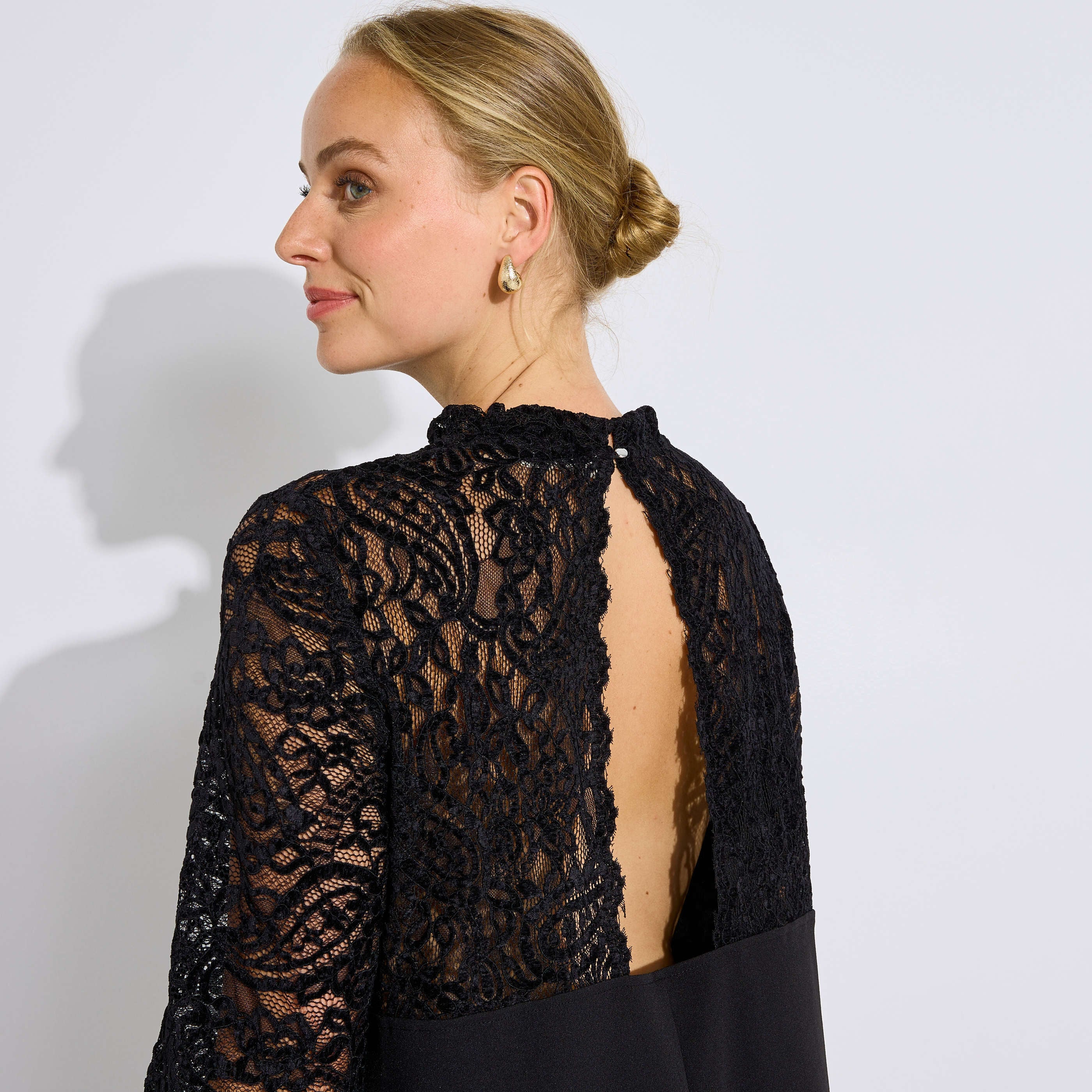 Robe courte bi mati&egrave;re ajour&eacute;e femme