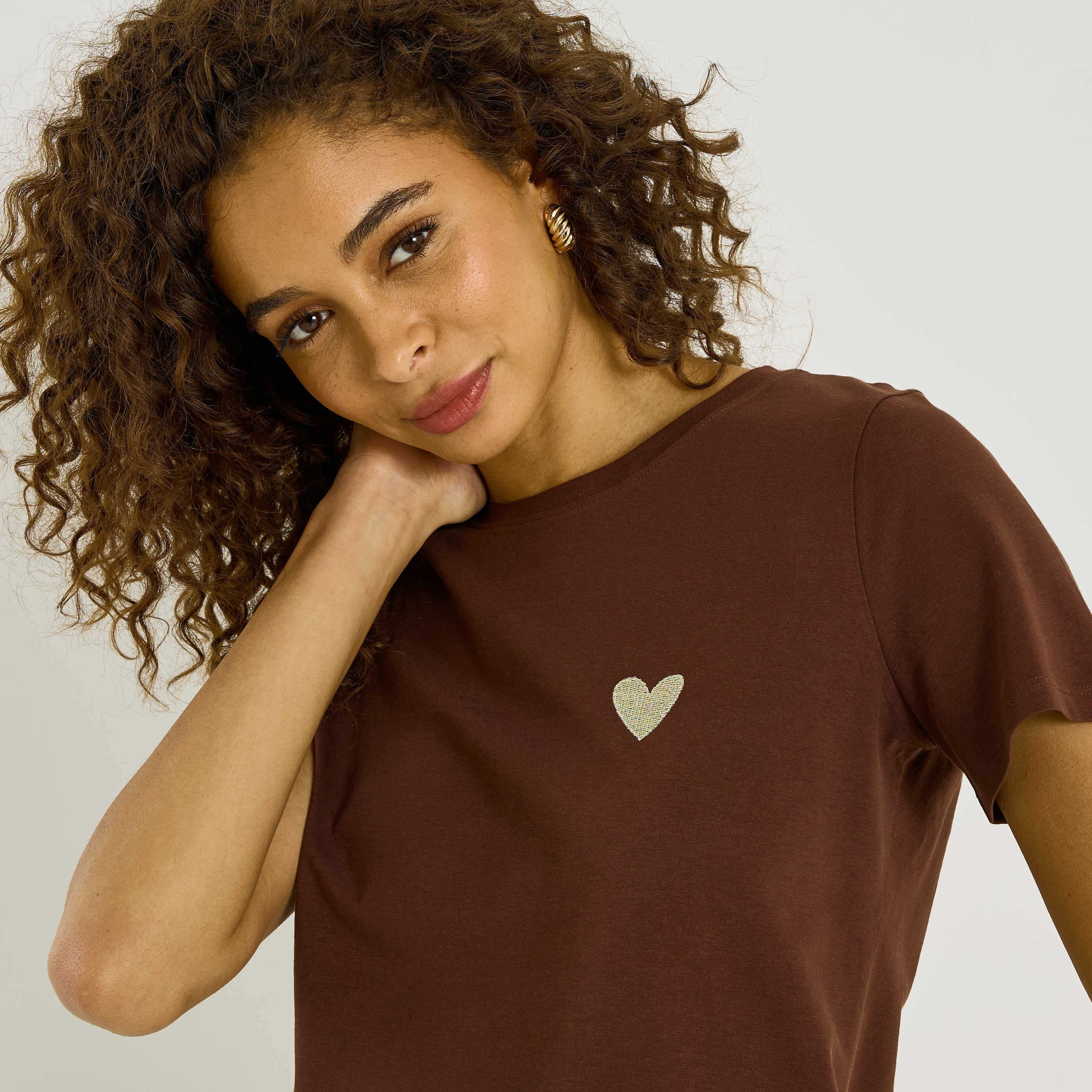 T-shirt col rond c&oelig;ur brod&eacute; femme