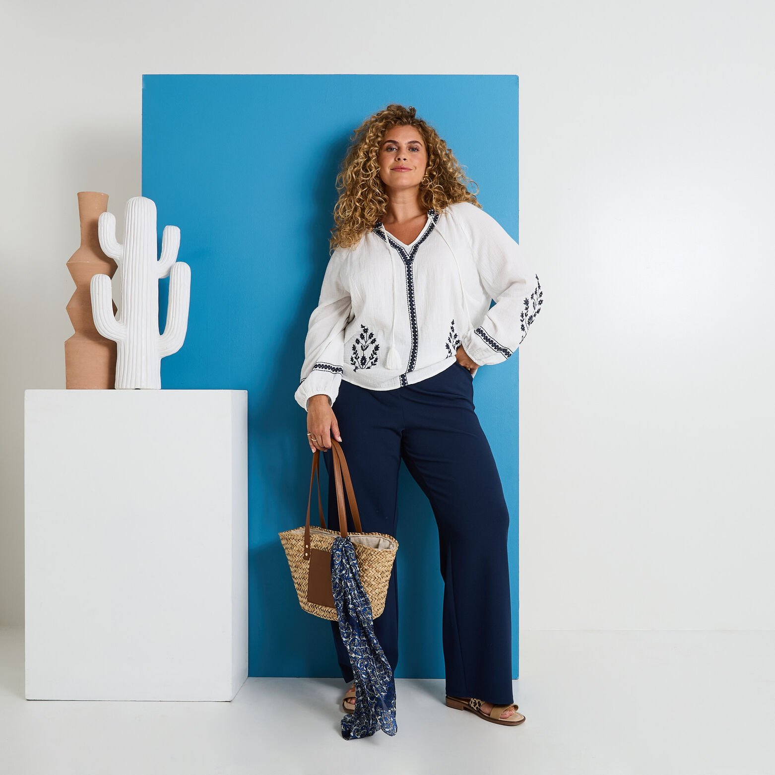 Blouse col V brodée femme