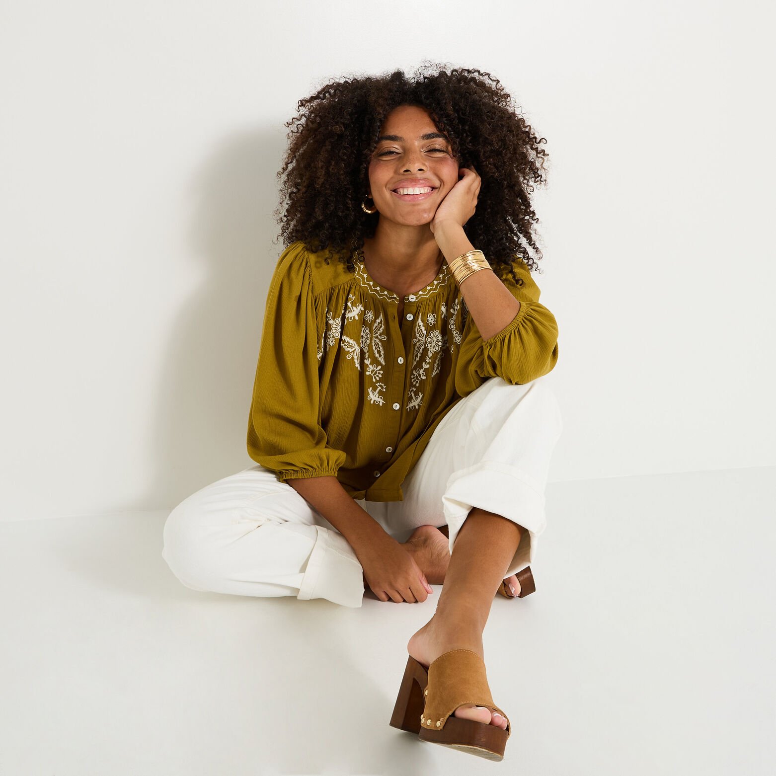 Chemise col rond brodée femme