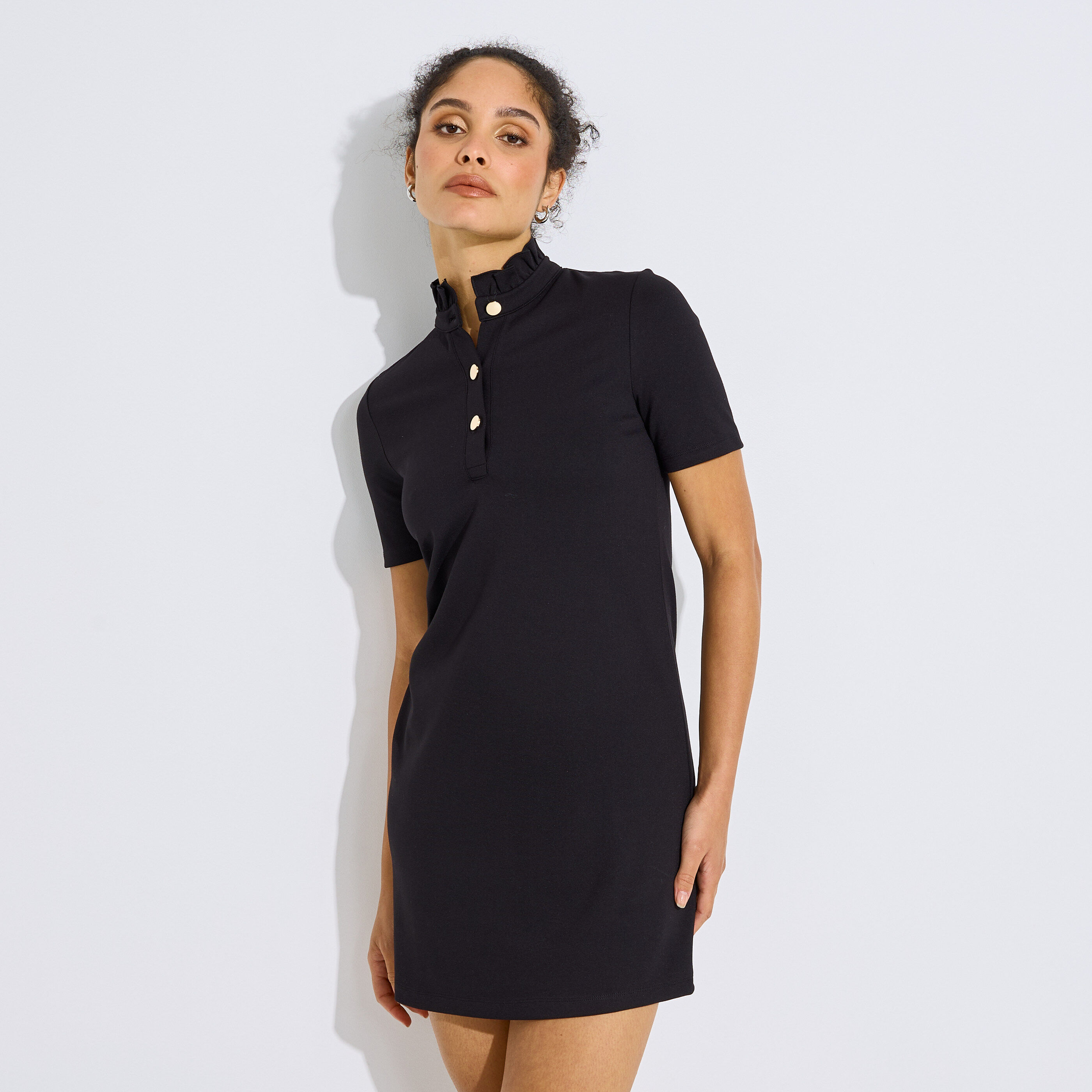 Robe droite noire &agrave; col volant&eacute;