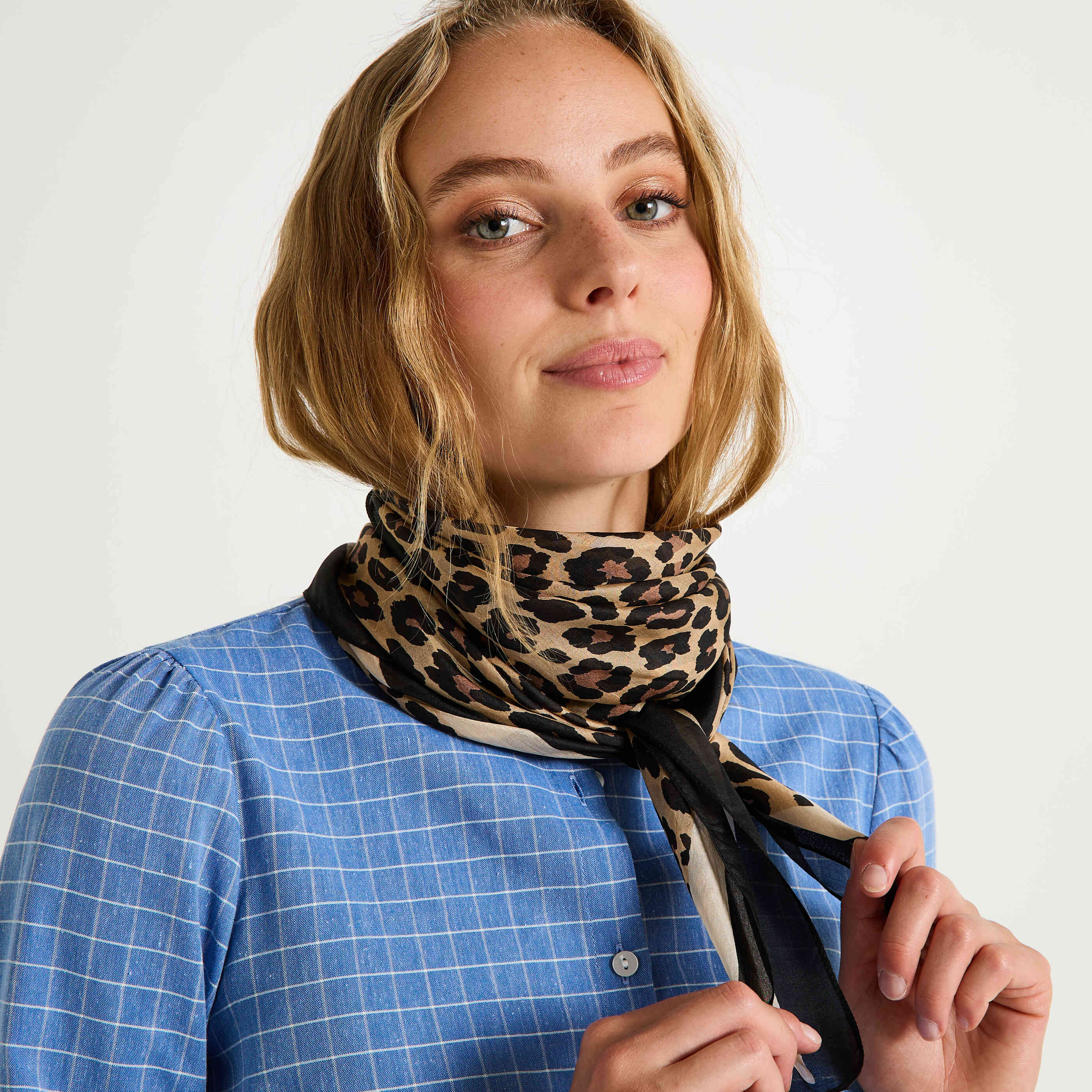 Foulard carr&eacute; en soie imprim&eacute; l&eacute;opard