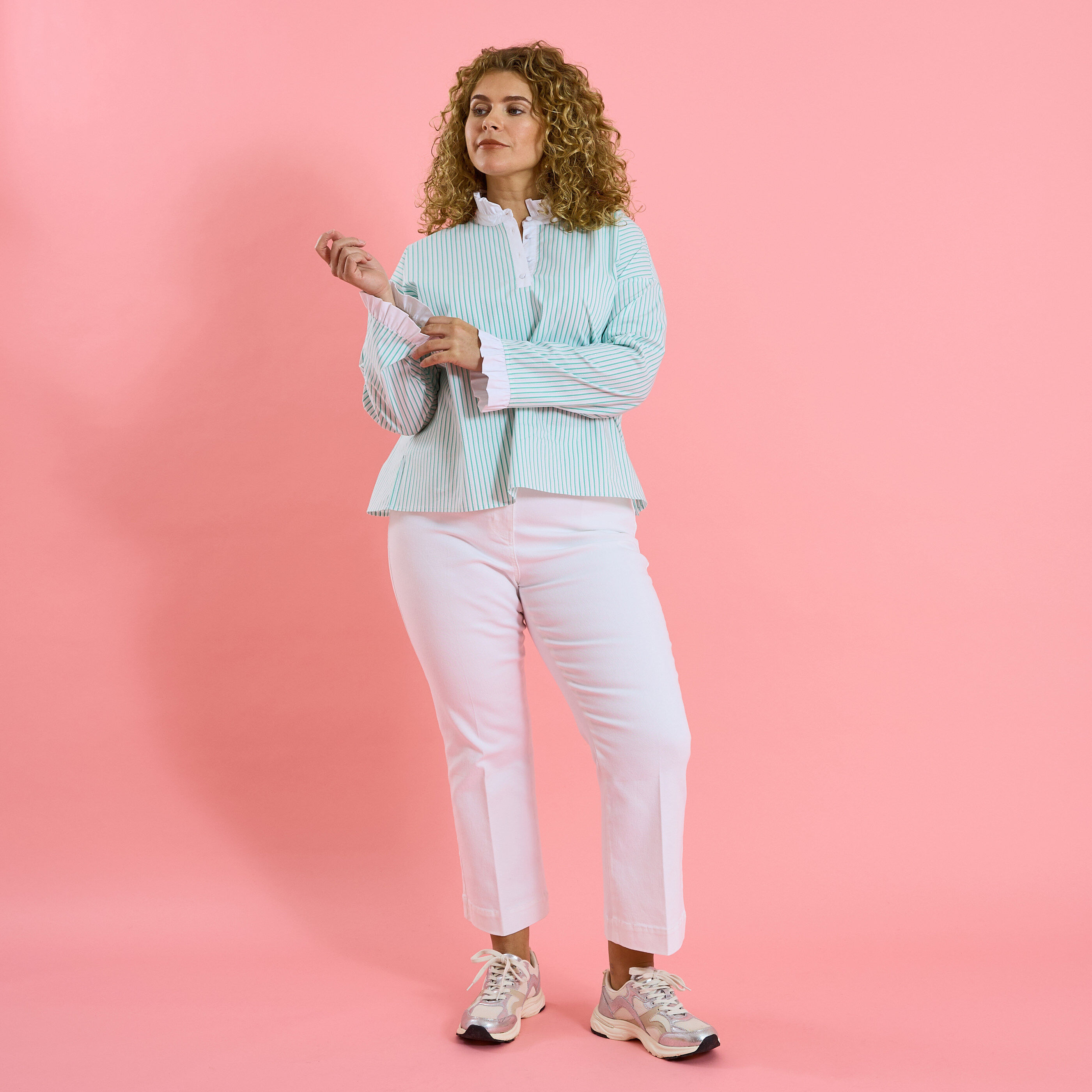 Blouse ray&eacute;e &agrave; col montant volant&eacute; femme