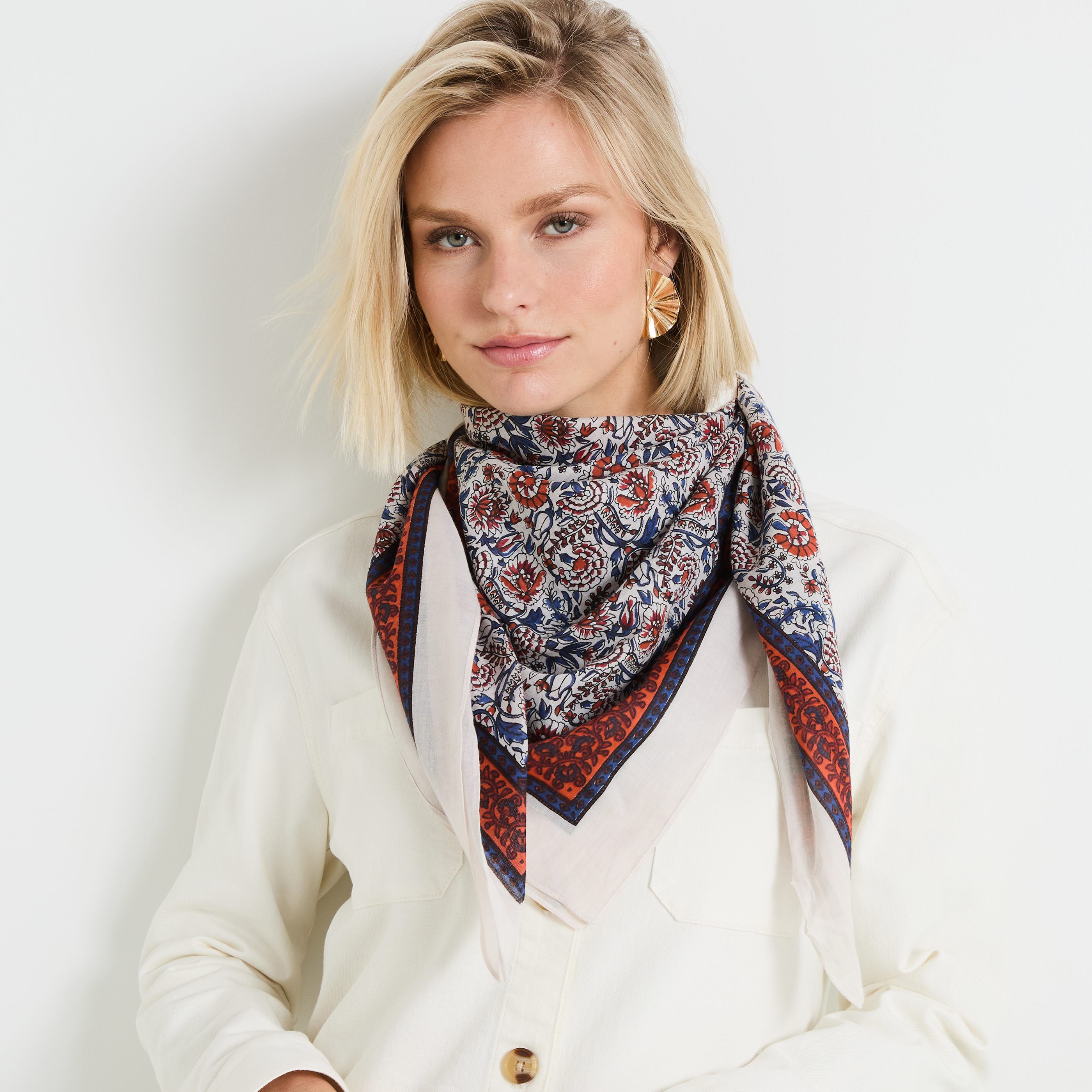 Foulard carr&eacute; fleuri femme