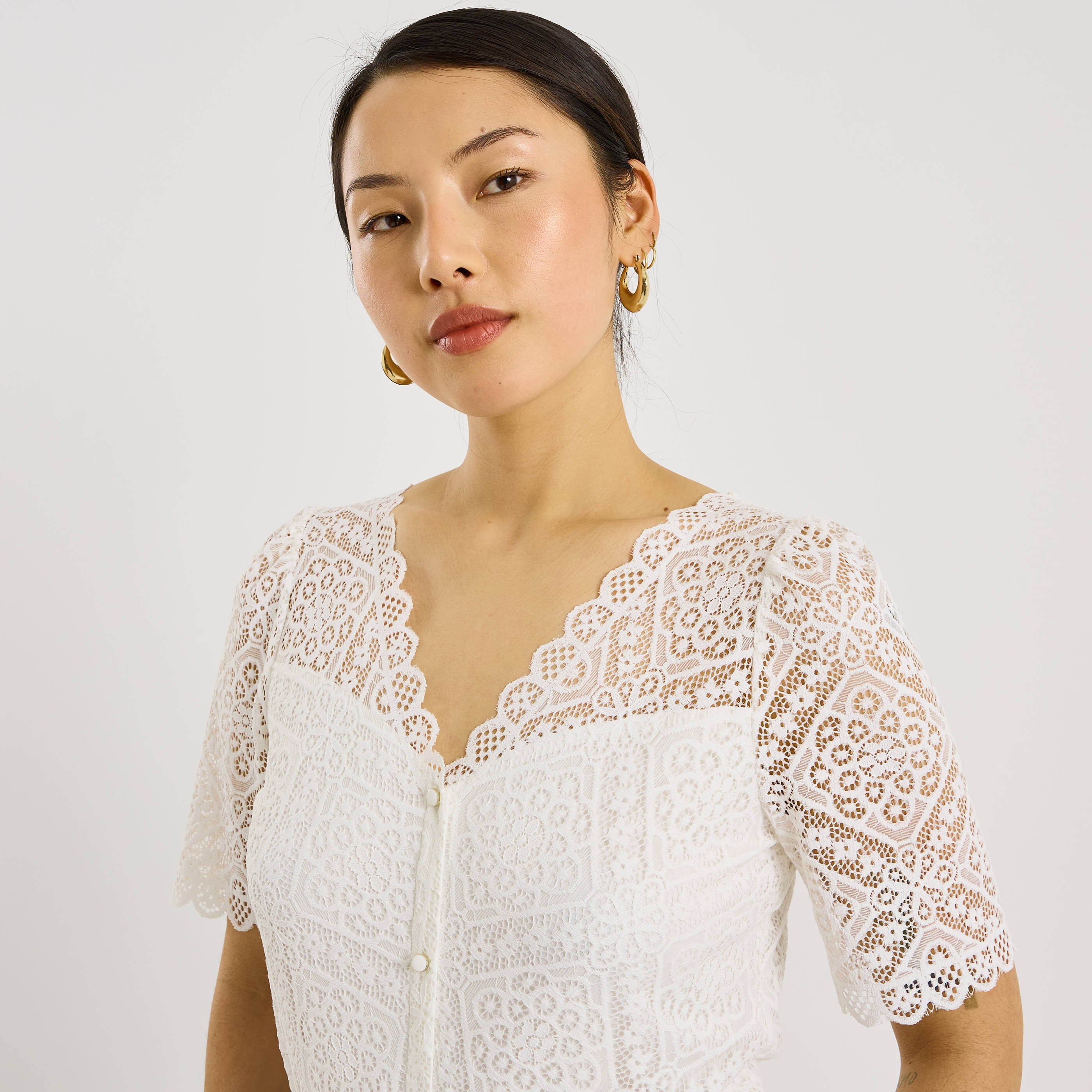Blouse ajour&eacute;e col V femme