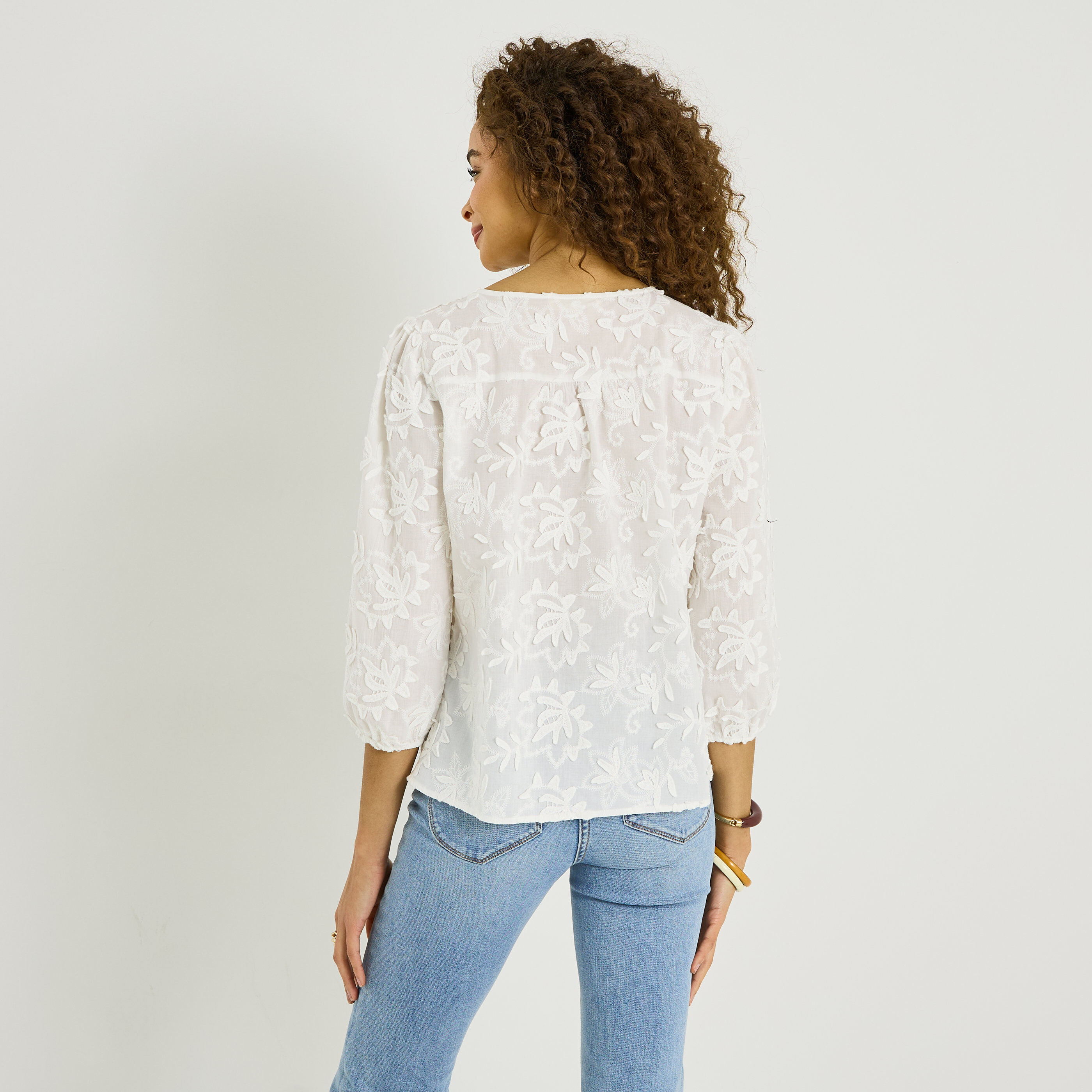 Blouse broderies florales &agrave; col V femme