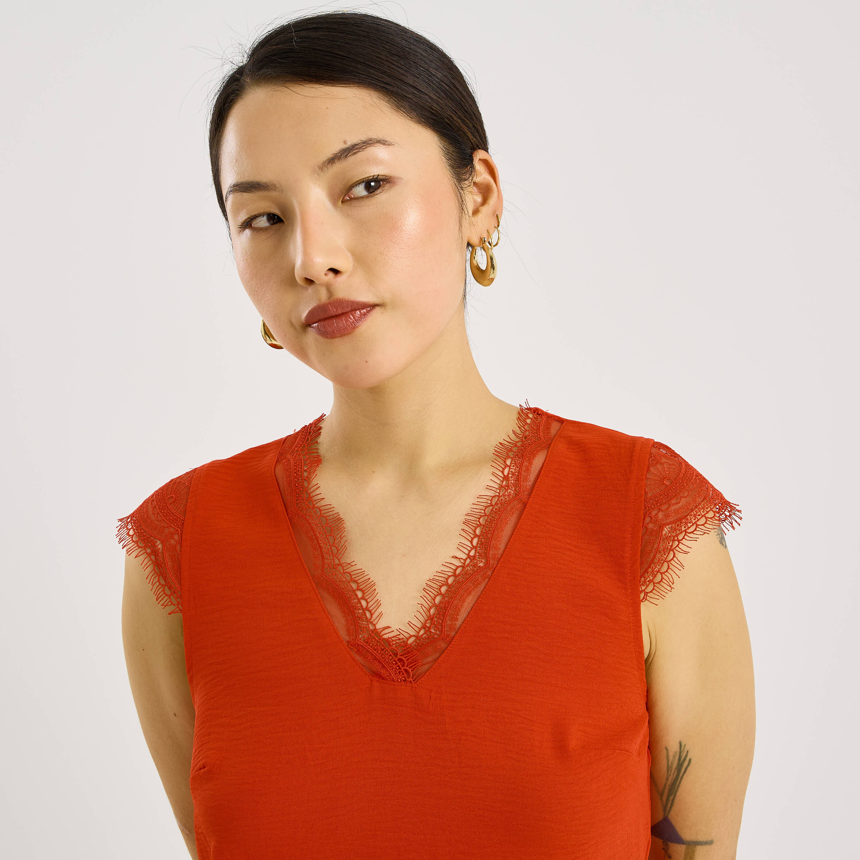 Blouse sans manches col V femme