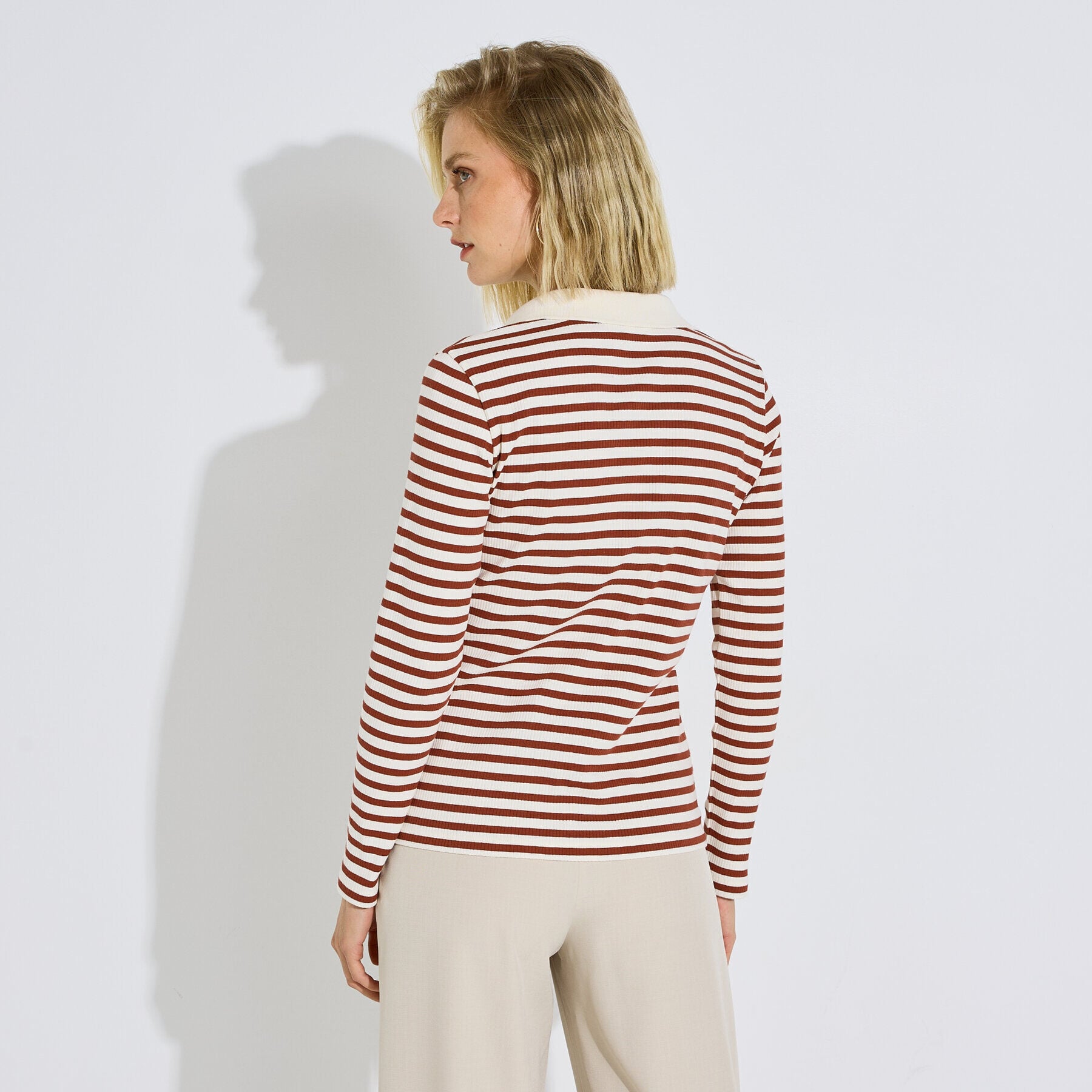 T-shirt col polo ray&eacute; femme