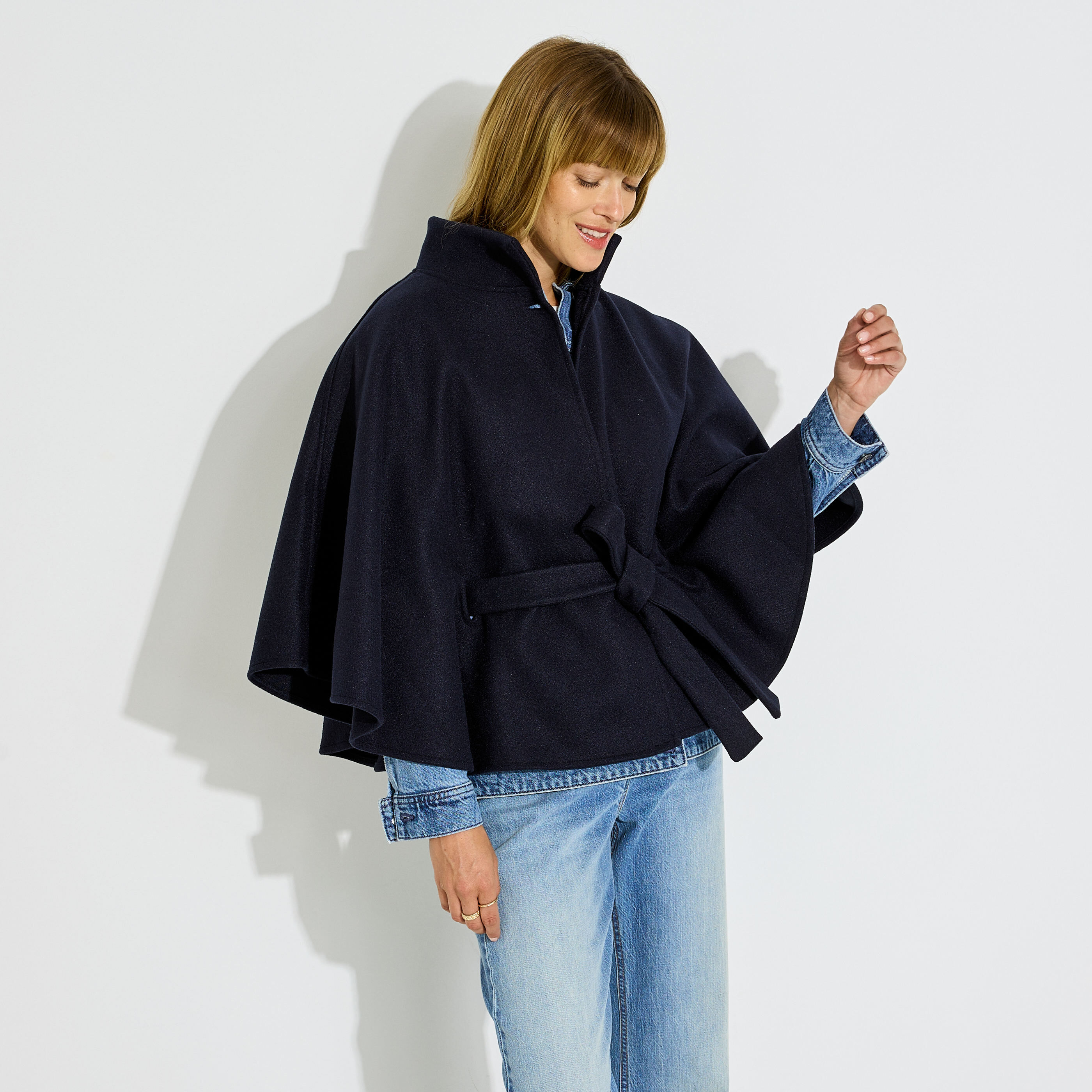 Poncho court ceintur&eacute; femme