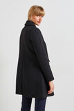 Manteau par-dessus femme