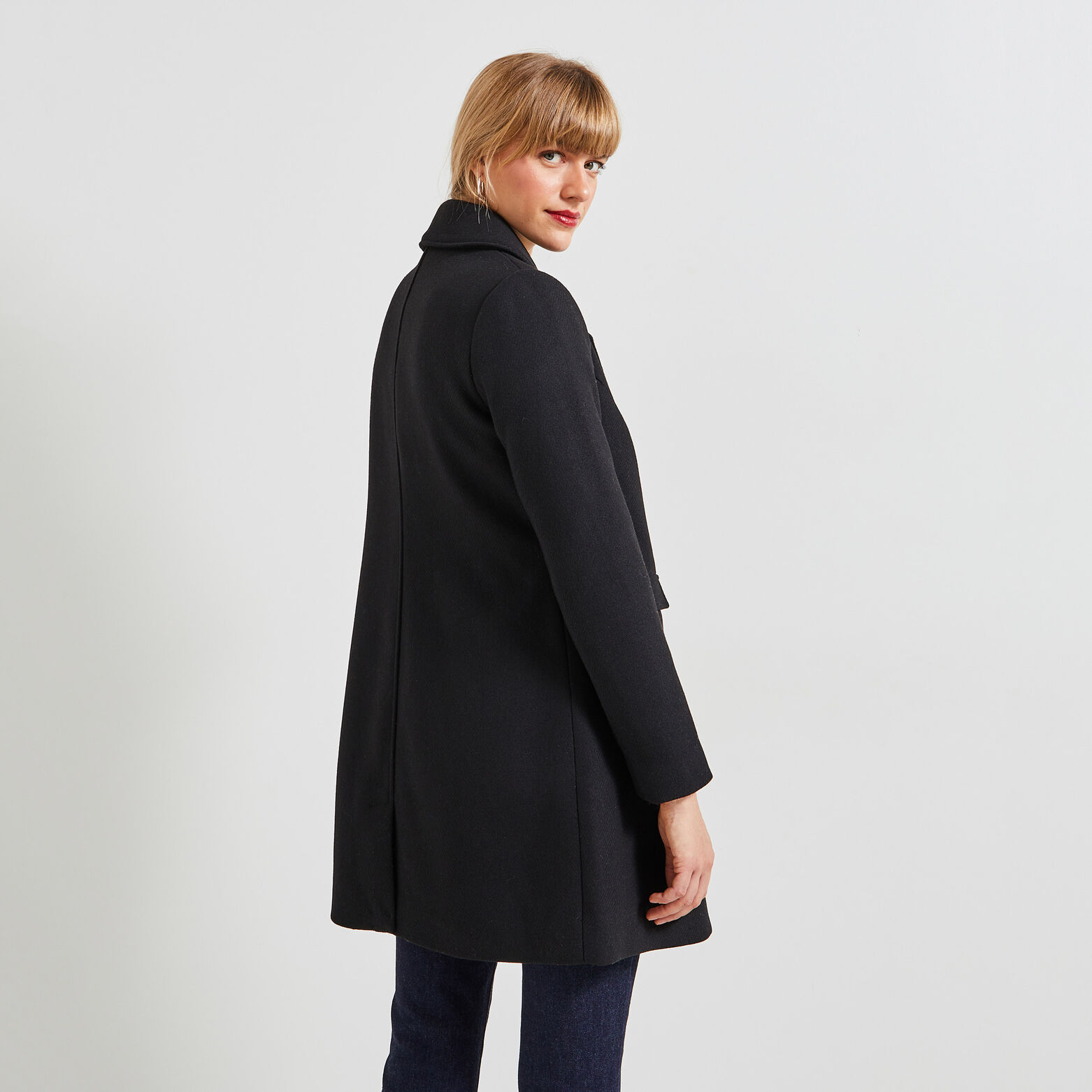 Manteau par-dessus femme