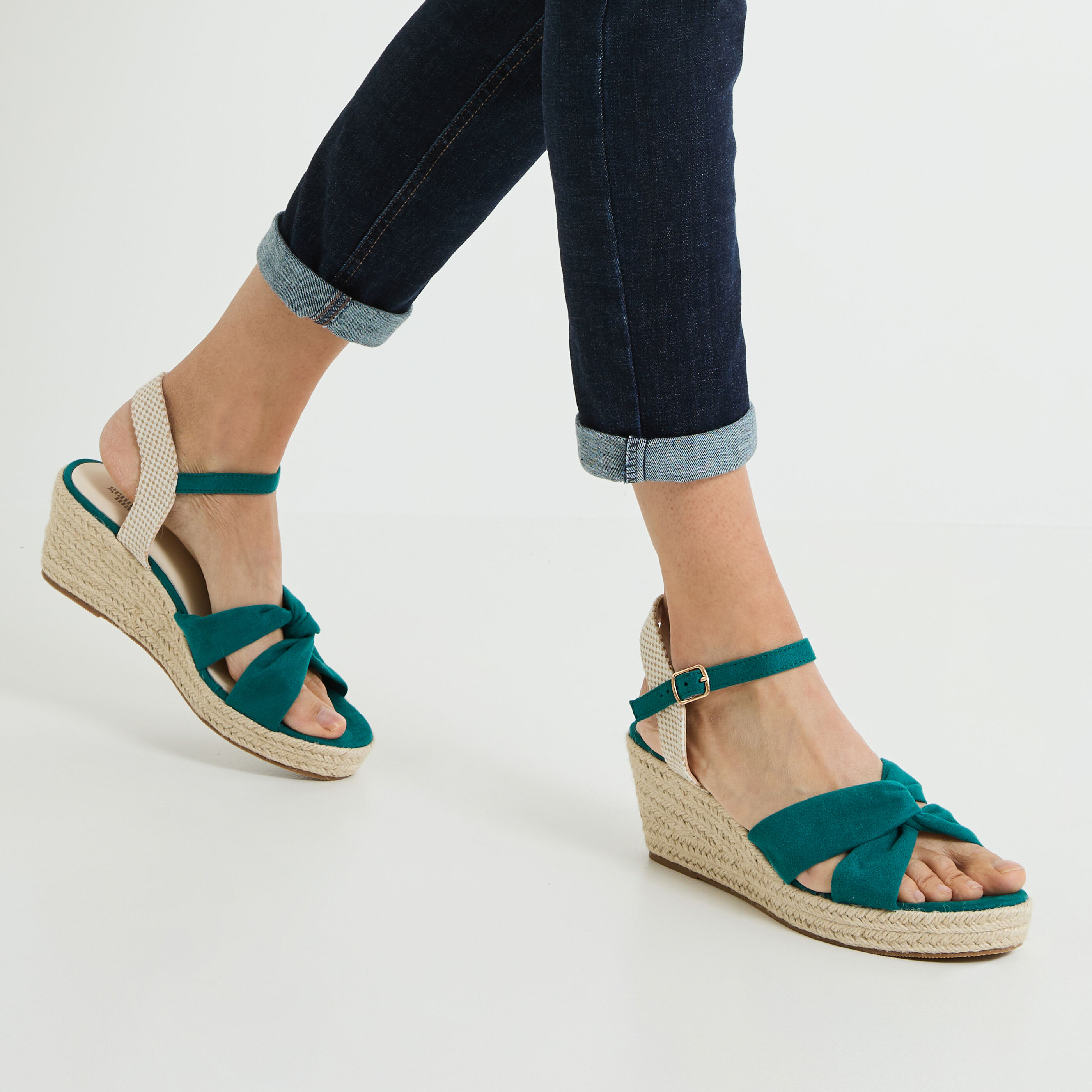 Sandales compens&eacute;es femme