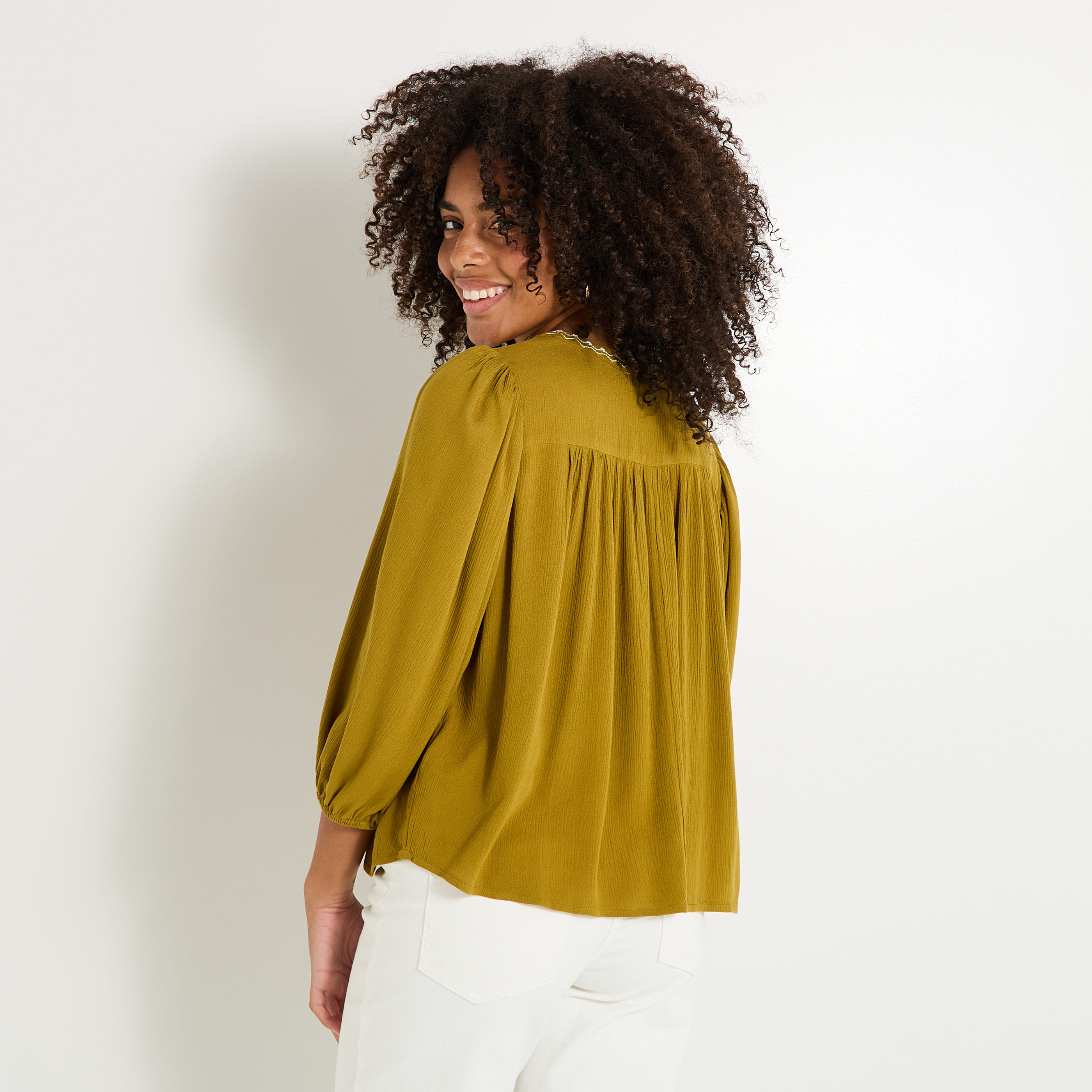 Chemise col rond brod&eacute;e femme