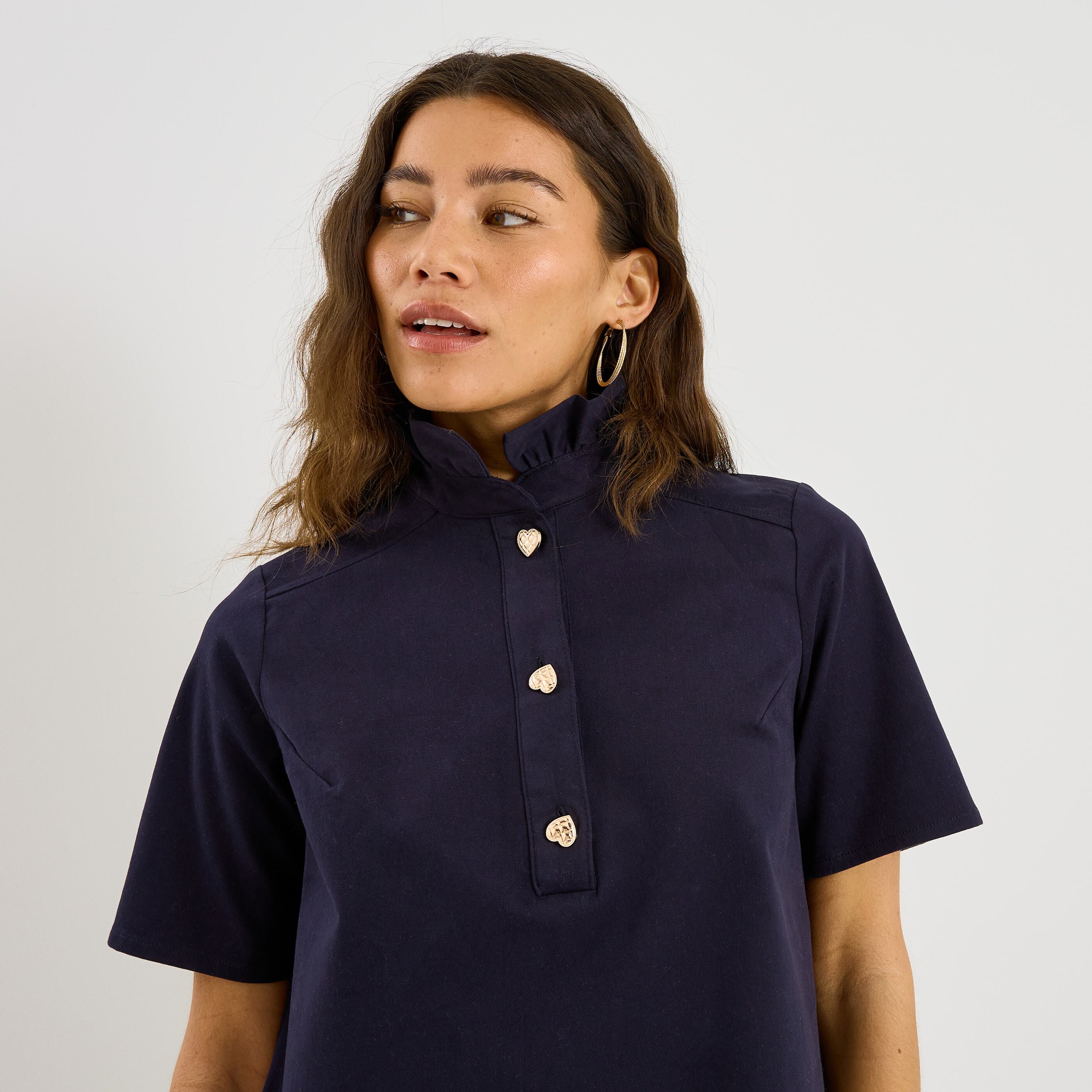 Robe courte col montant volant&eacute;