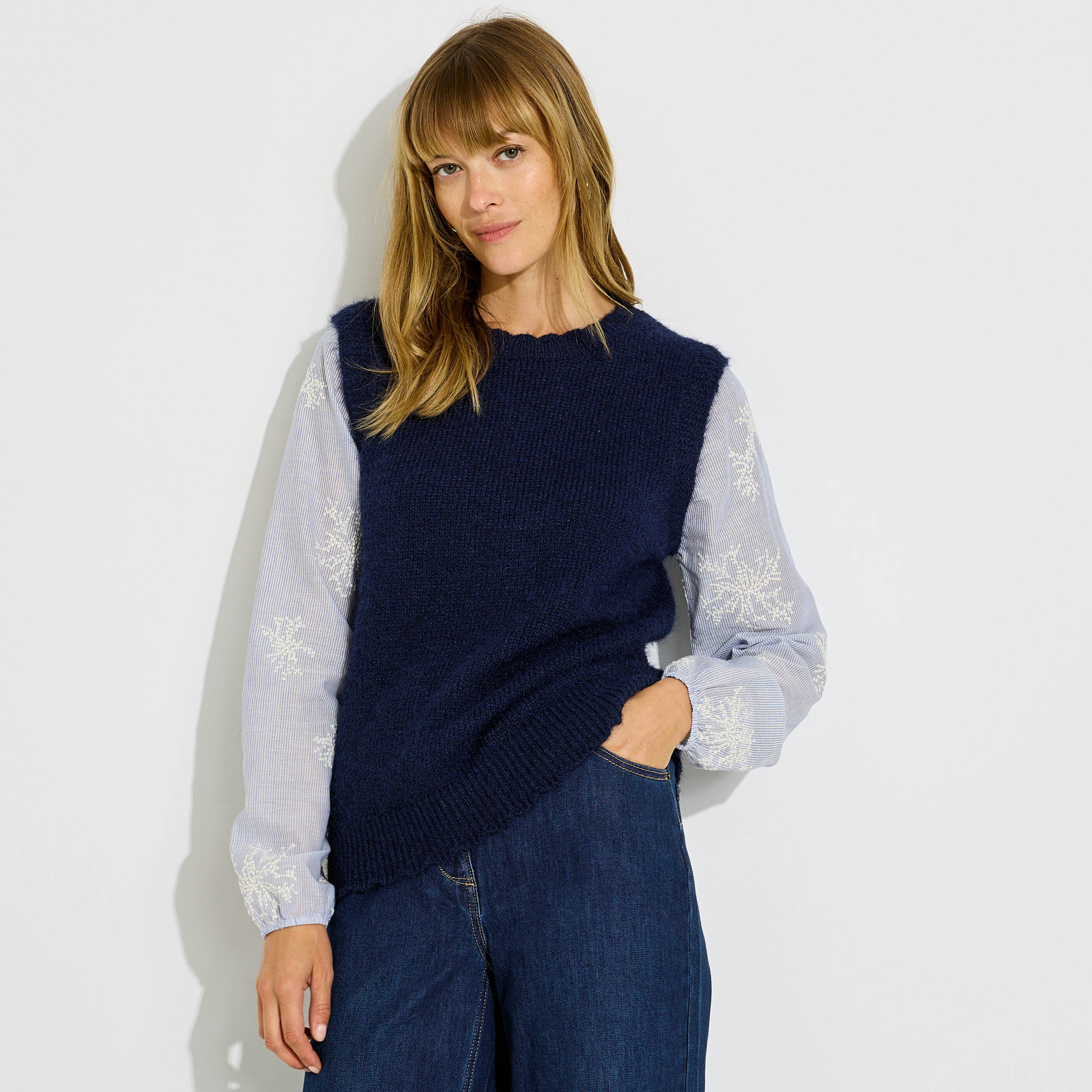 Pull bi-mati&egrave;re brod&eacute; femme
